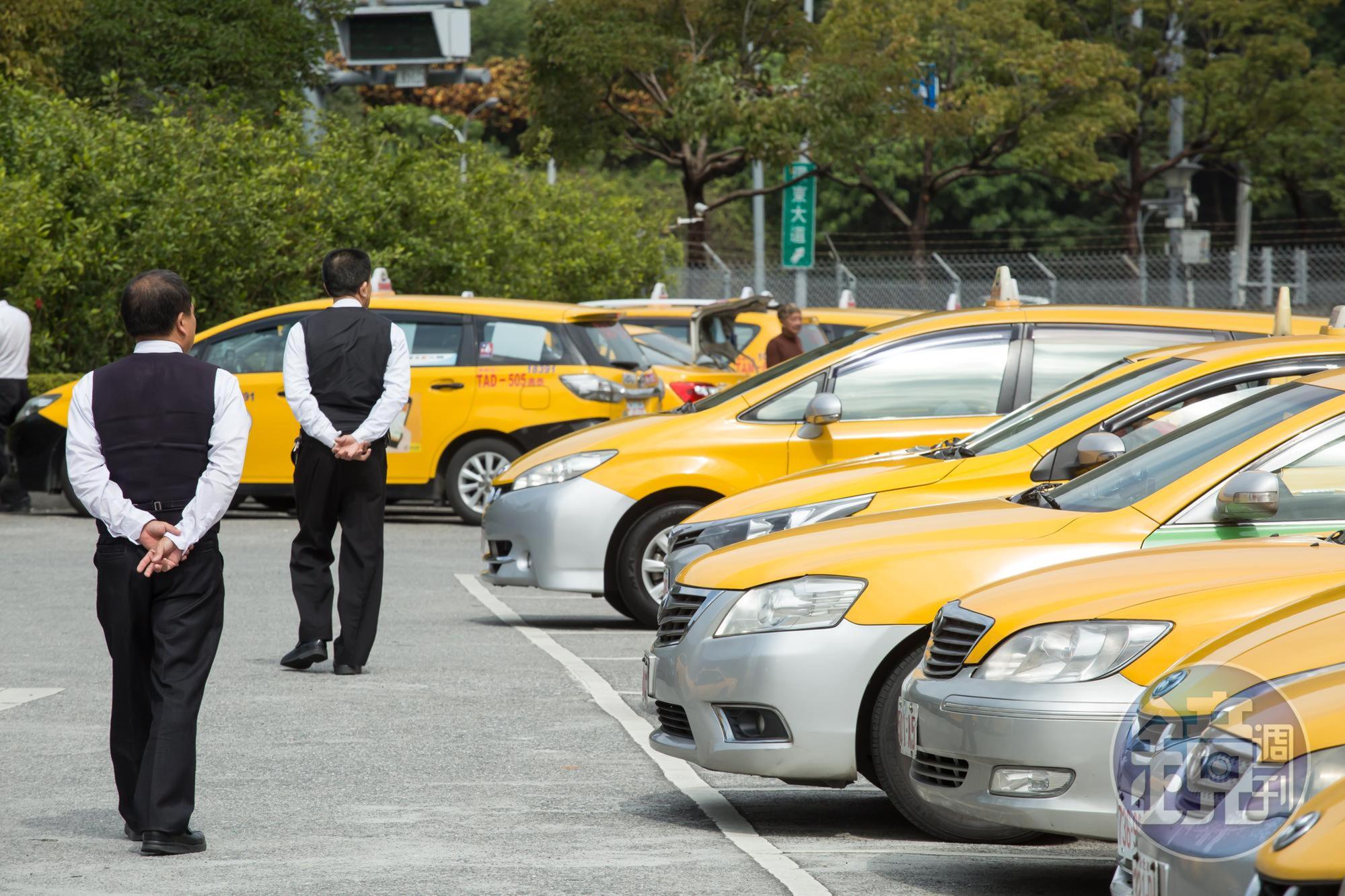 小黃車門張貼廣告，已成為車隊重要收入來源。