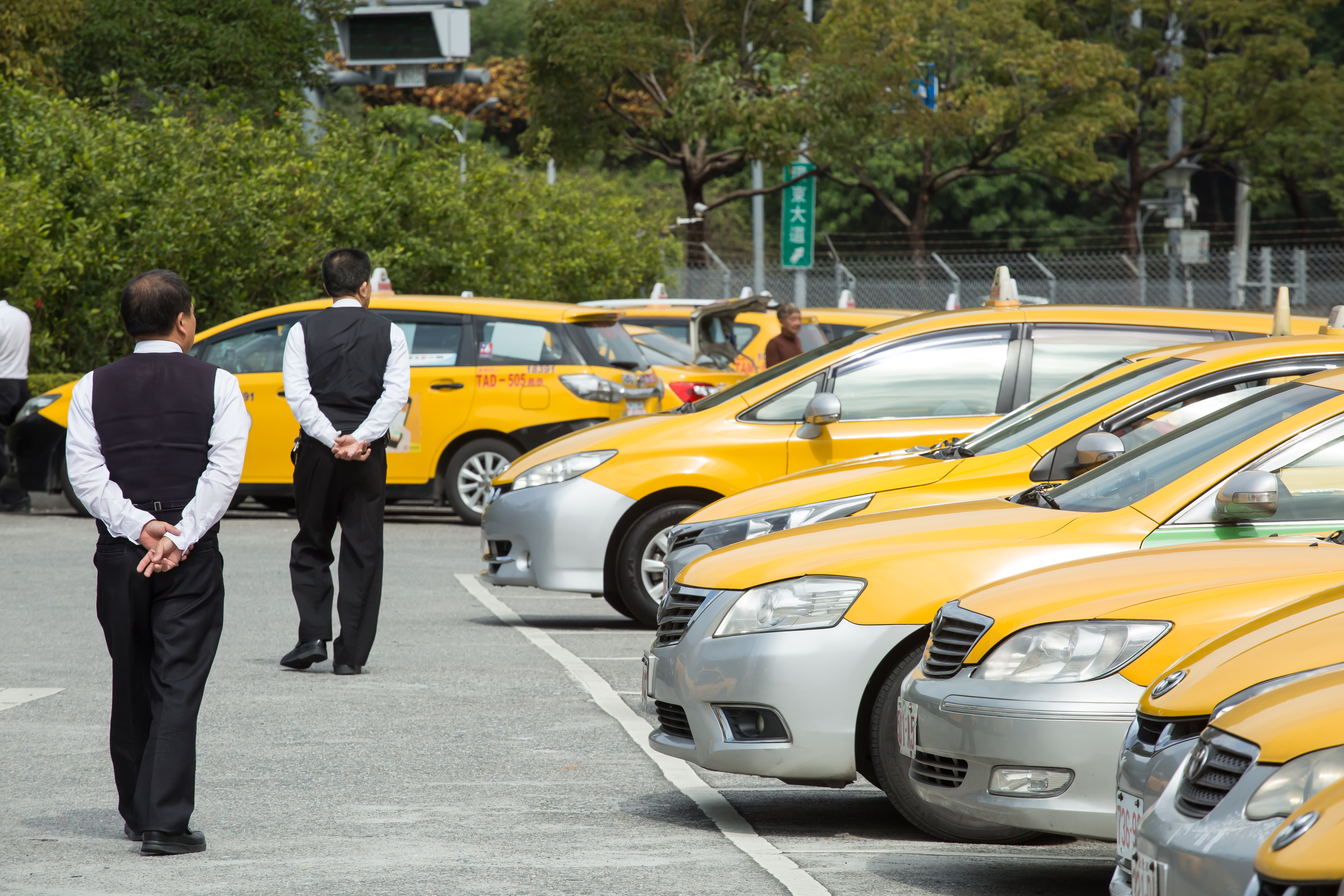 小黃車門張貼廣告，已成為車隊重要收入來源。