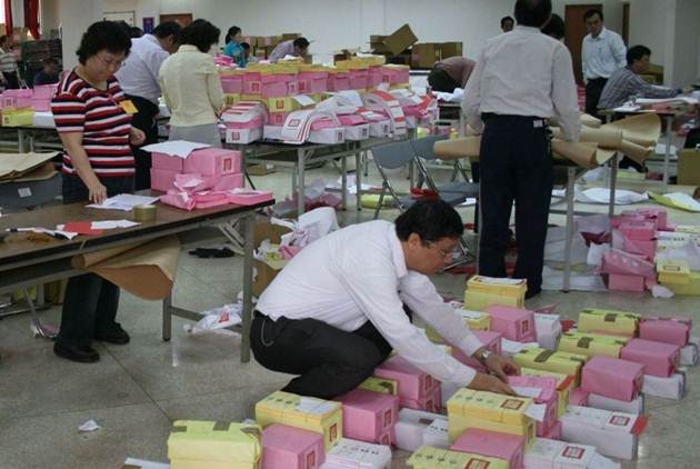 嘉義出現選務人員竟險將330選票夾帶闖關外流,選務員辯稱忘記。(翻攝畫面,圖非當事人)