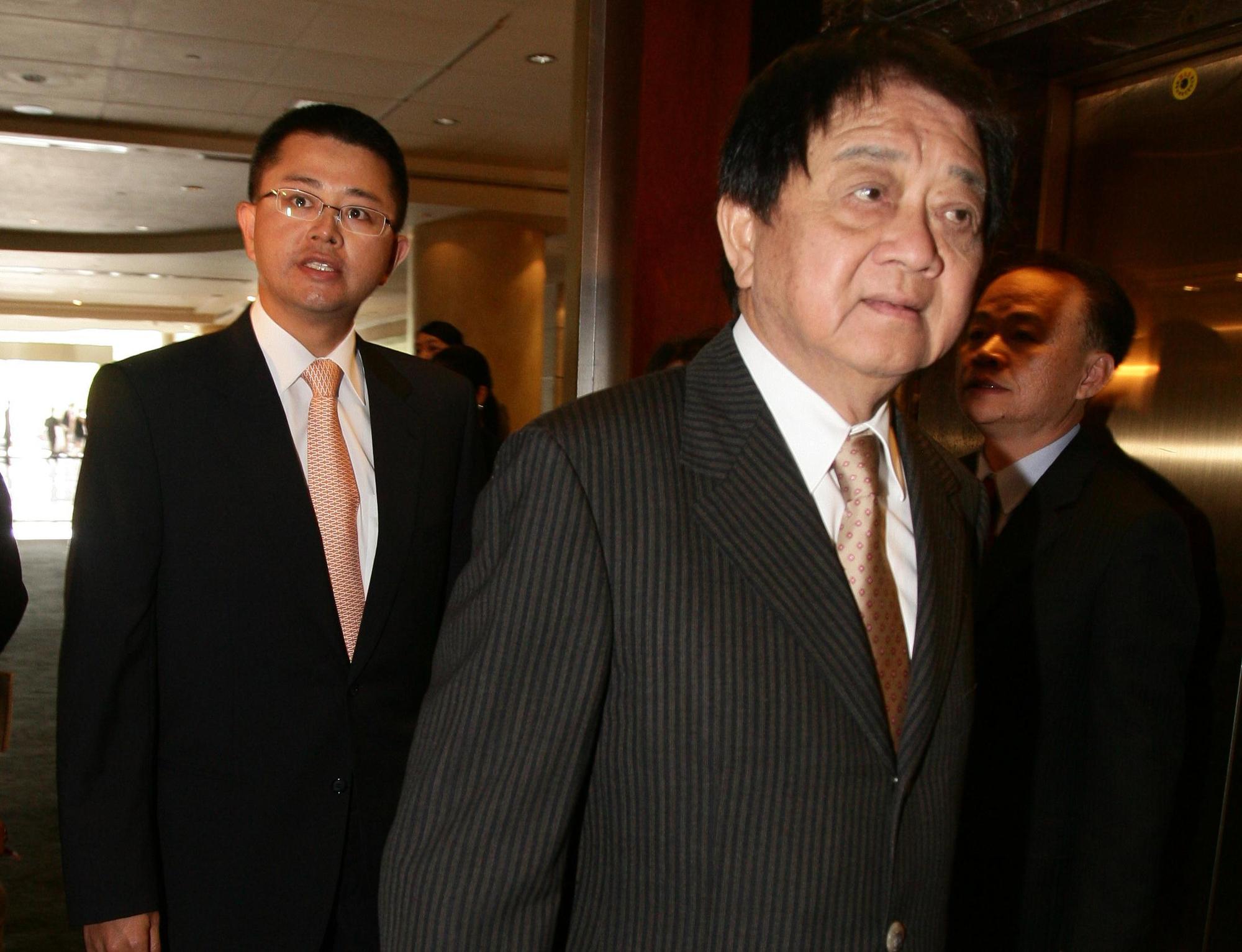 新光金大股東洪文棟獨子洪士琪得和吳家兄弟競爭，才能拿下新勝董事長位置。（今周刊）