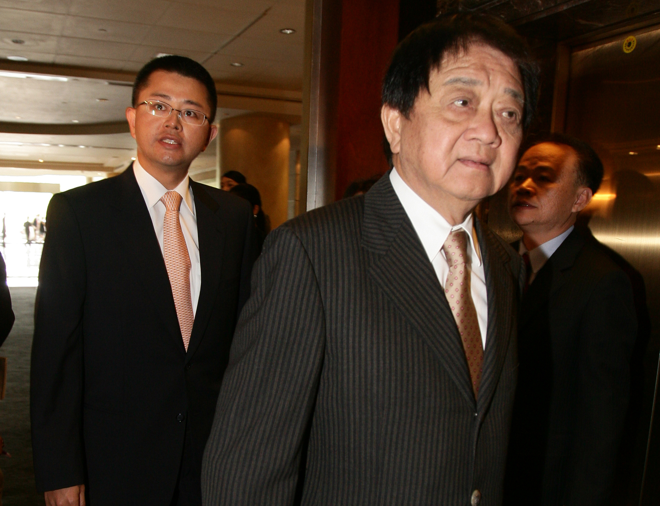 新光金大股東洪文棟獨子洪士琪得和吳家兄弟競爭，才能拿下新勝董事長位置。（今周刊）