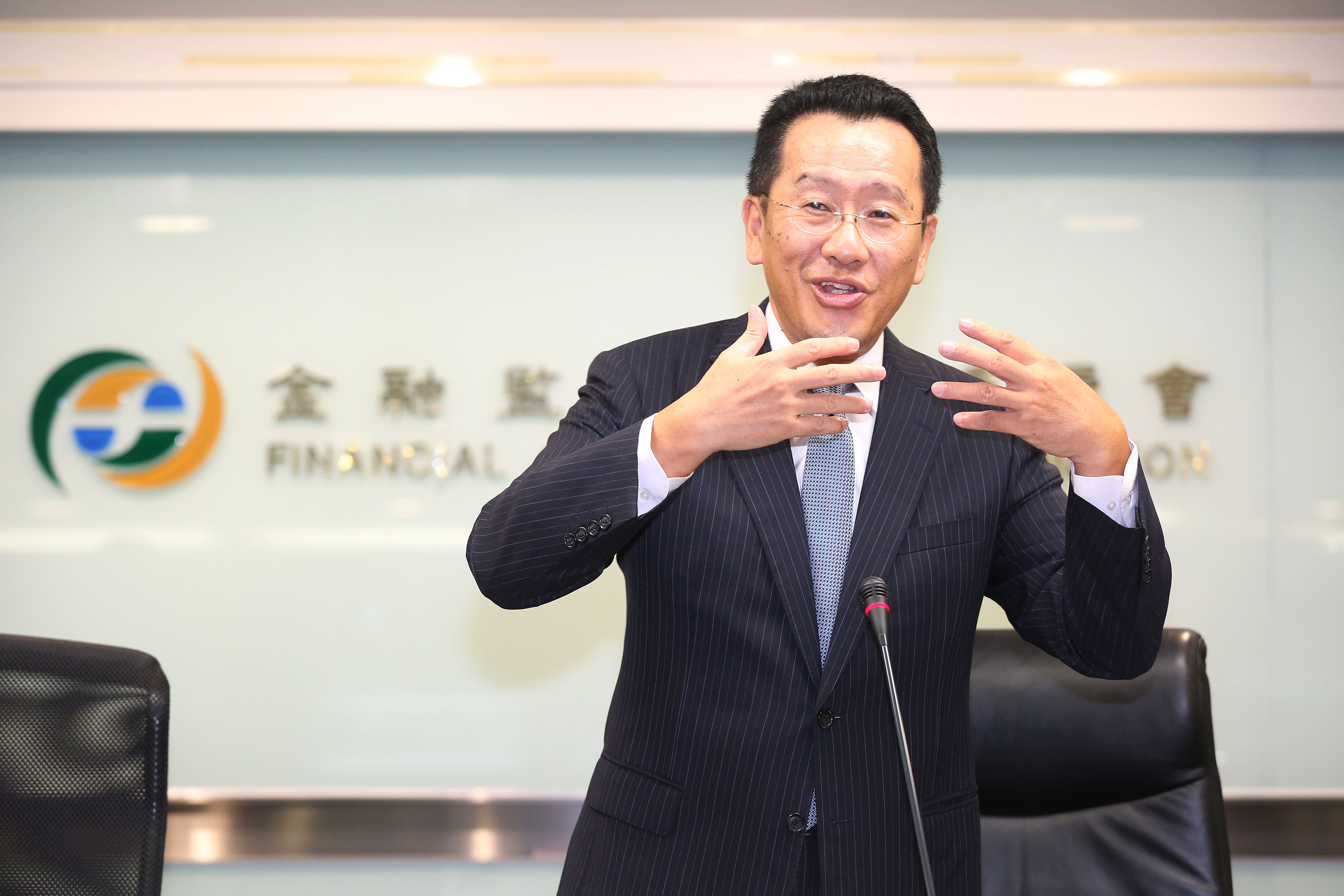 金管會主委顧立雄積極運作，希望力促台新金、新光金合併。