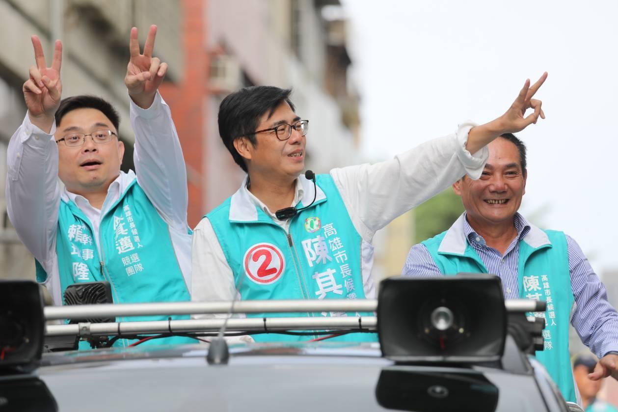 民進黨高雄市長候選人陳其邁今說會愛韓國瑜一萬年。（陳其邁競選辦公室提供）