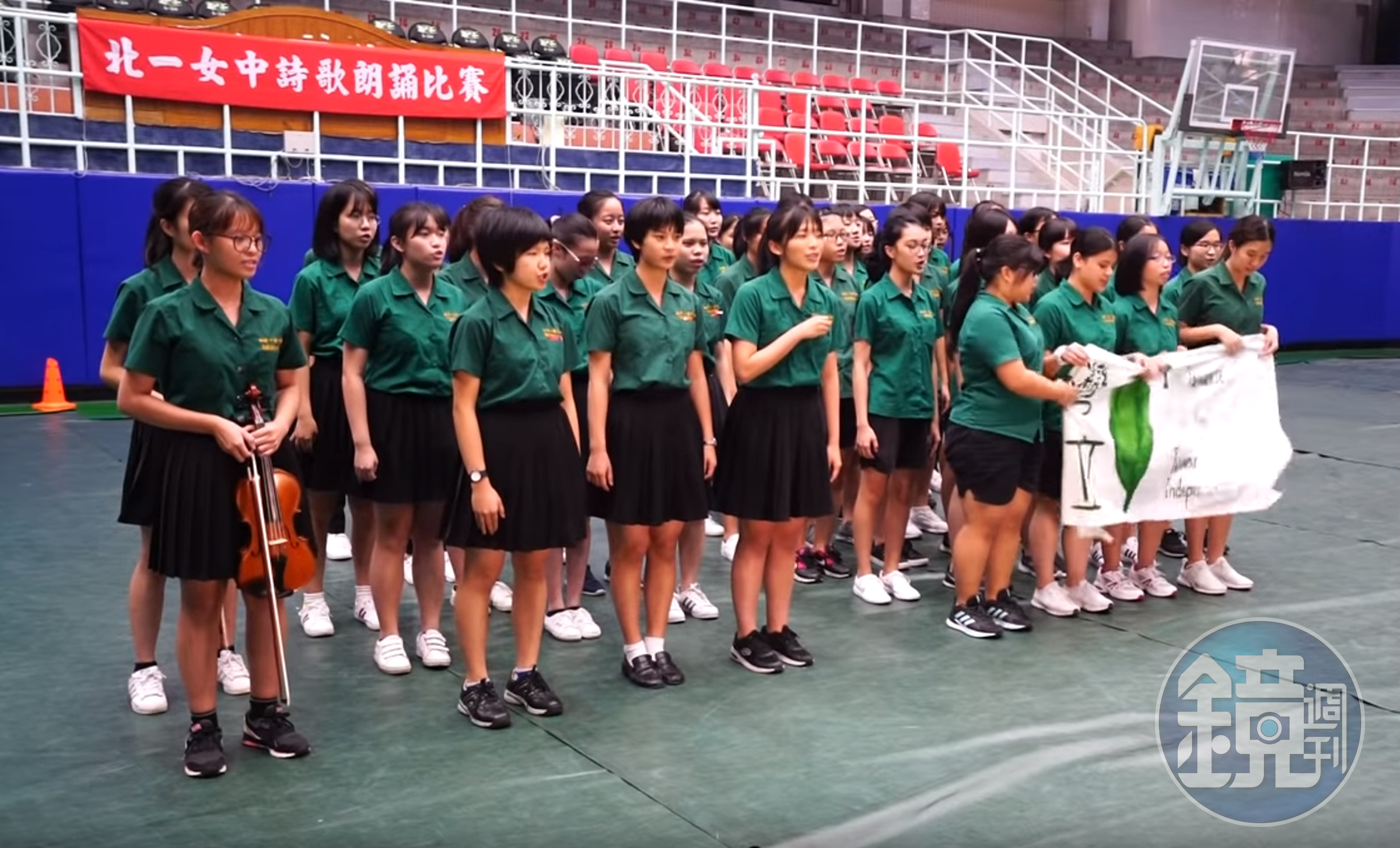 北一女日前舉辦新詩朗讀比賽，高二11班學生以〈當我們成為了總統的鄰居〉為題創作，道出了她們在拒馬圈裡的觀察，也引來總統府發言人的藏偷詩回應。（翻攝自梁宥崧Youtube）