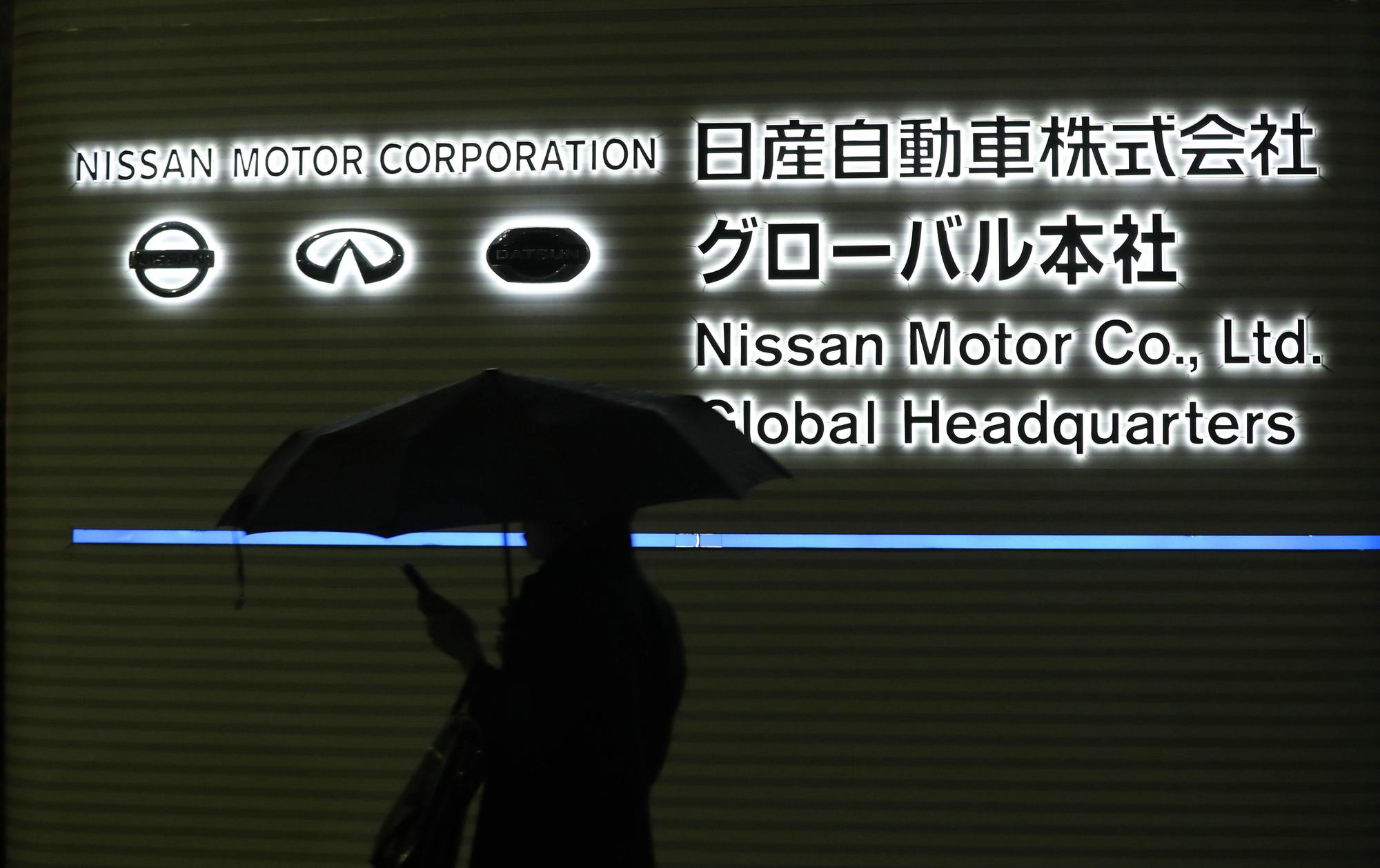 行人經過位於橫濱的日產汽車總部大樓。（東方IC）