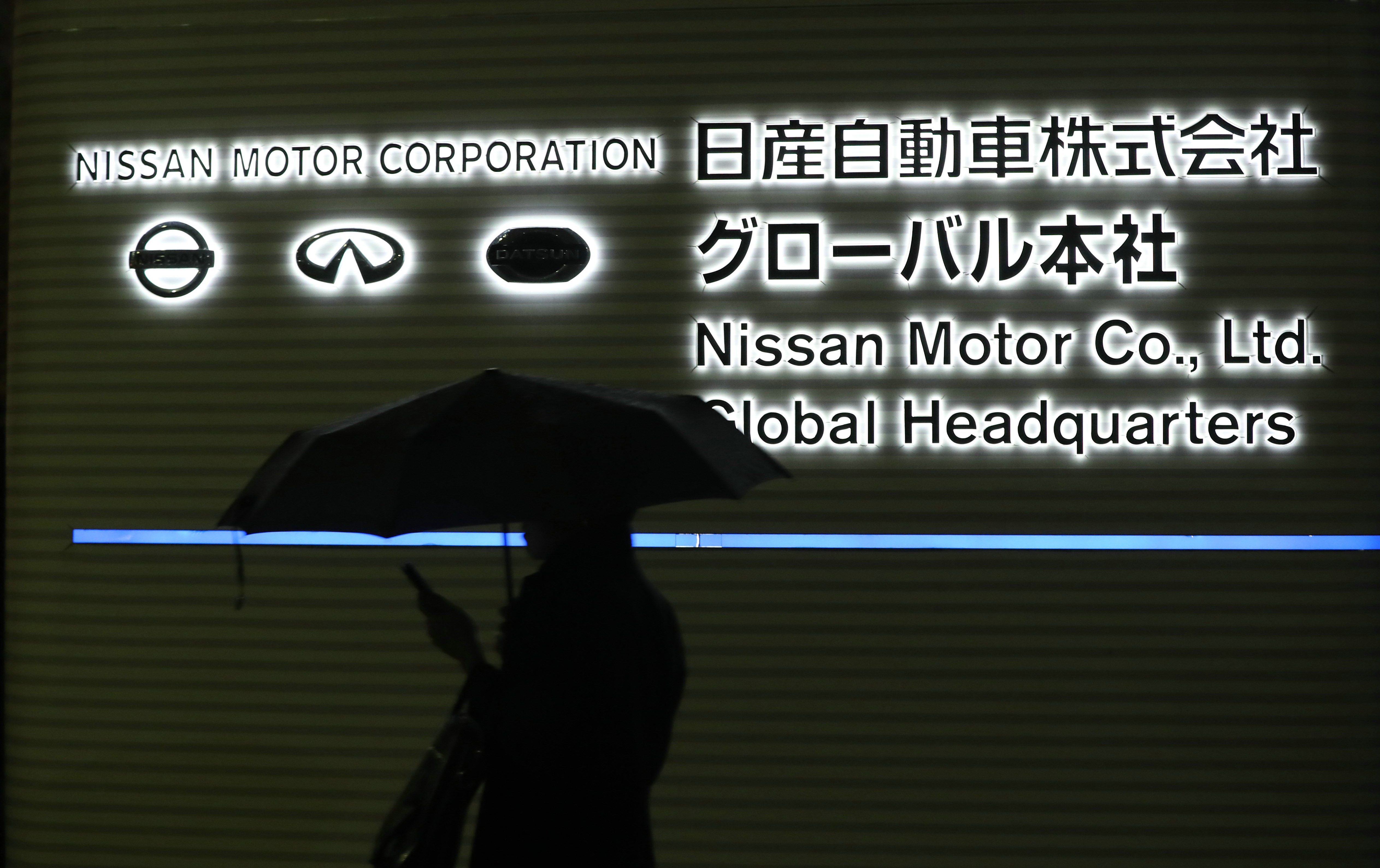 行人經過位於橫濱的日產汽車總部大樓。(東方IC)