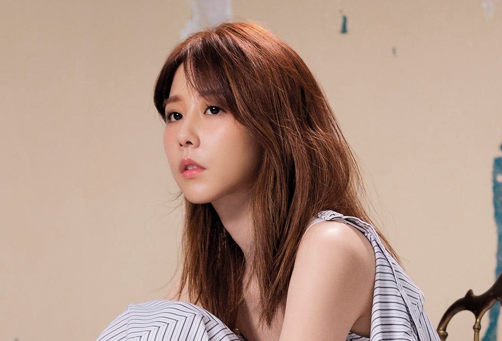 邵雨薇新專輯由蕭煌奇操刀，錄音時不斷要求重來讓她掉淚，邵雨薇出門逛街吃甜點，回到錄音室再度錄音就一次過關。（寬宏提供）