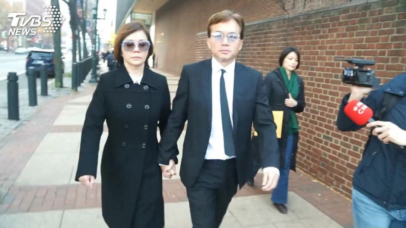 今晨庭訊結束後，孫鵬牽著狄鶯步出法庭，哽咽說出「各位辛苦了，謝謝！」隨即步向停車場離開。（翻攝自TVBS）