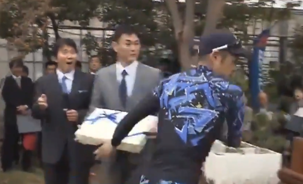 鈴木一朗竟「亂入」岩瀬仁紀退休典禮，將禮物送給老友後「快閃」離開，讓現場所有來賓瞬間驚呆。（翻攝自推特）