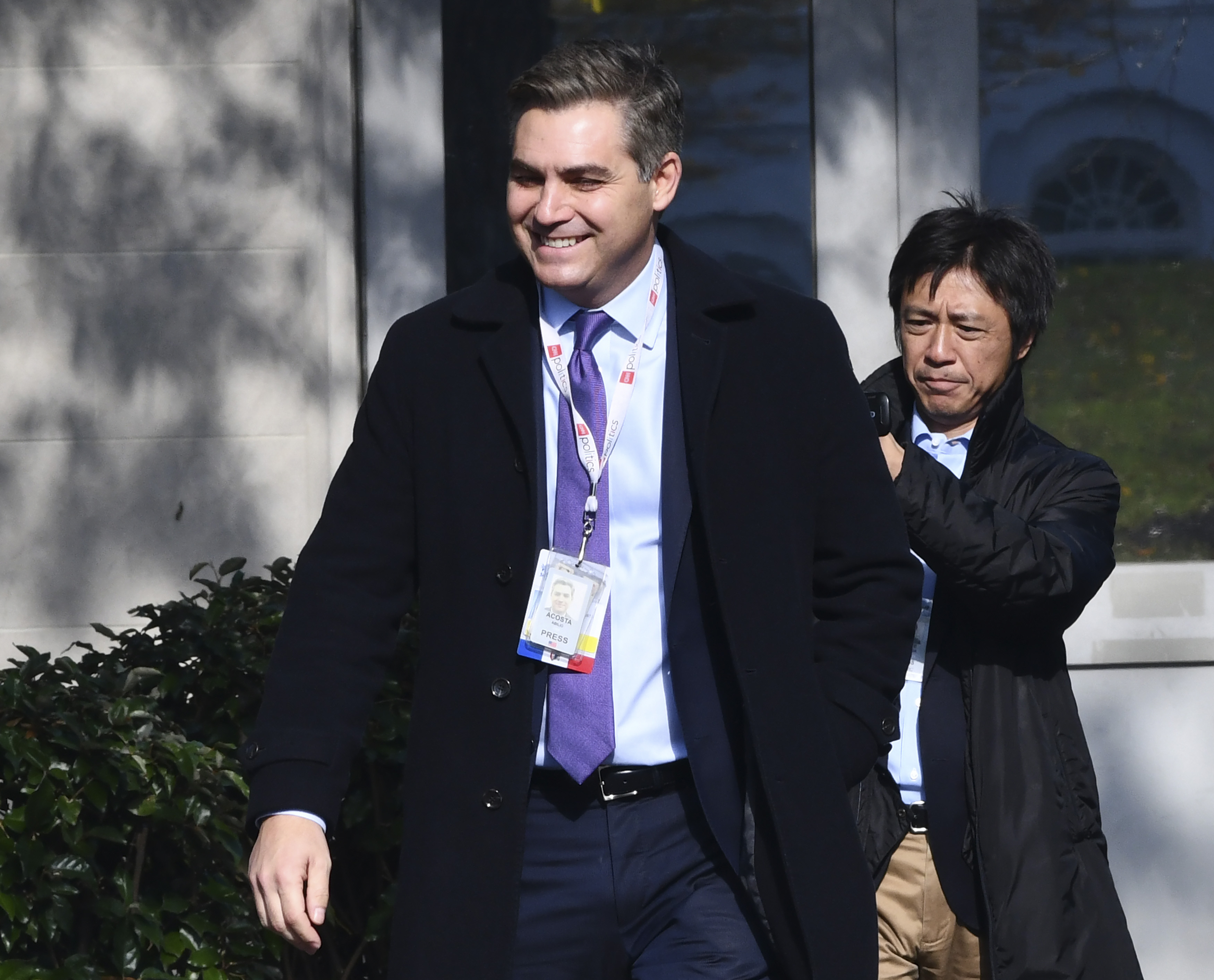 CNN記者阿科斯塔（Jim Acosta）的白宮採訪證已恢復，但白宮卻制定新規，警告如果不遵守，就再取消他的採訪證。（東方IC）