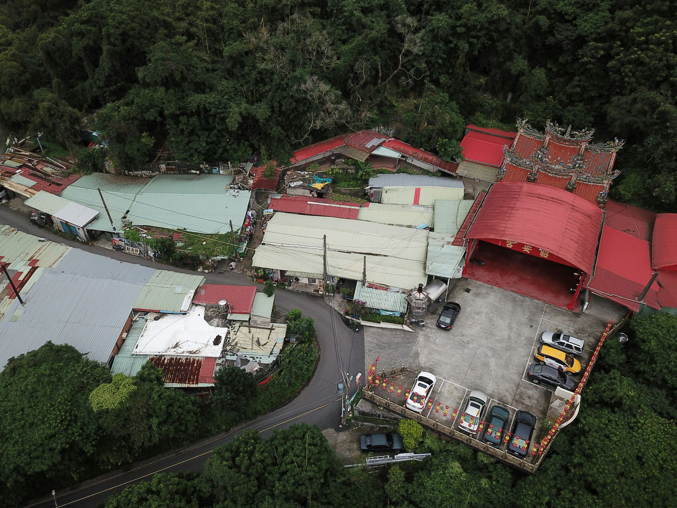 因傳出賭場群聚以及「藥房」的南港山區，台北市市警局長陳嘉昌得知後則震怒下令徹查。