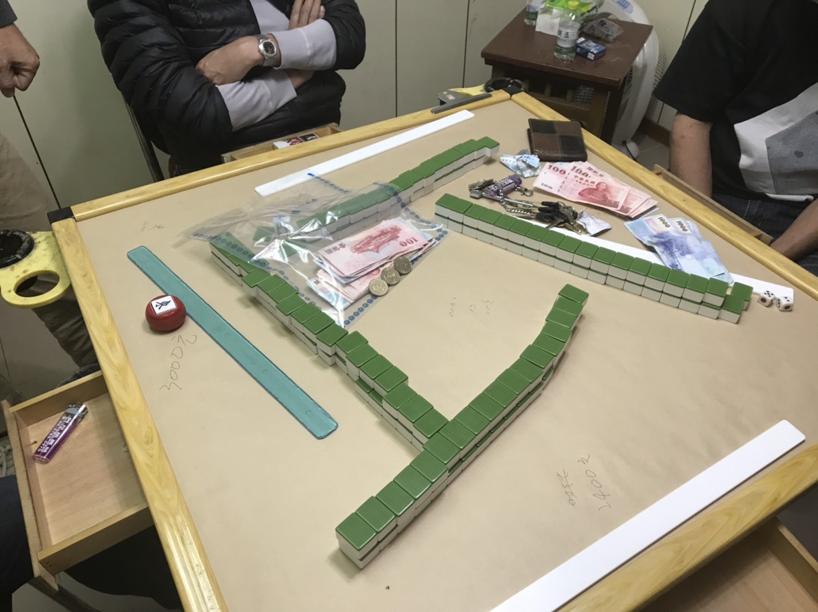 南港昭安宮漏夜起獲的賭場，當場將賭客移送法辦。（警方提供）