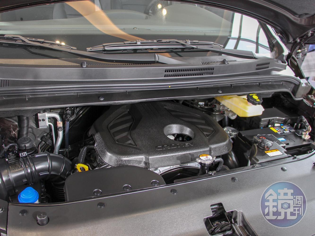 HYUNDAI GRAN STAREX搭載一具2.5升L4渦輪增壓柴油引擎。