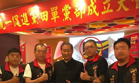 蔡嫌與現任中華統一促進黨總裁和中國民主進步黨榮譽總監張安樂的合影。（警方提供）