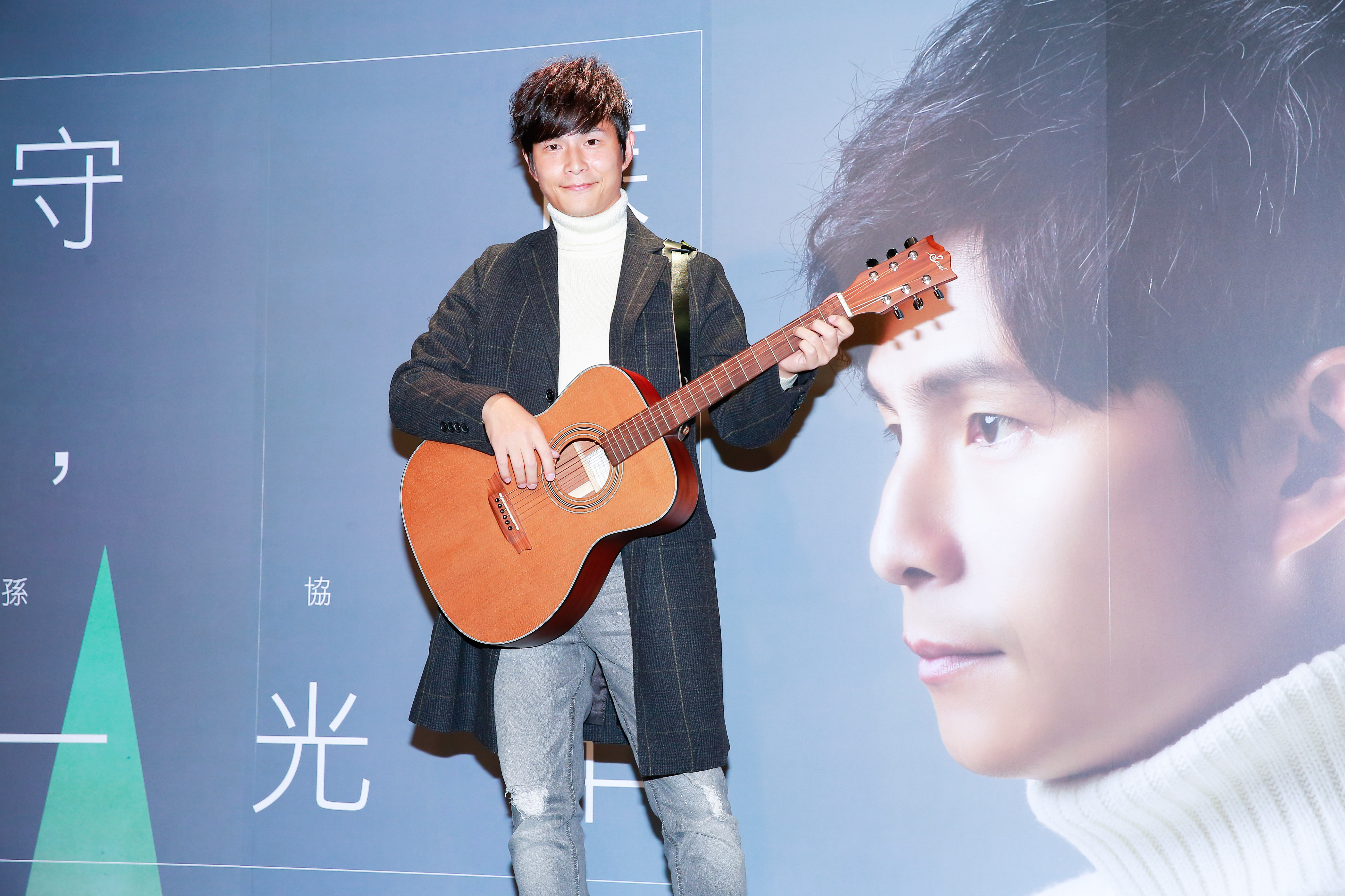 孫協志在發片記者會上自彈自唱新歌〈守候，一光年〉，寫的是自己的愛情觀。