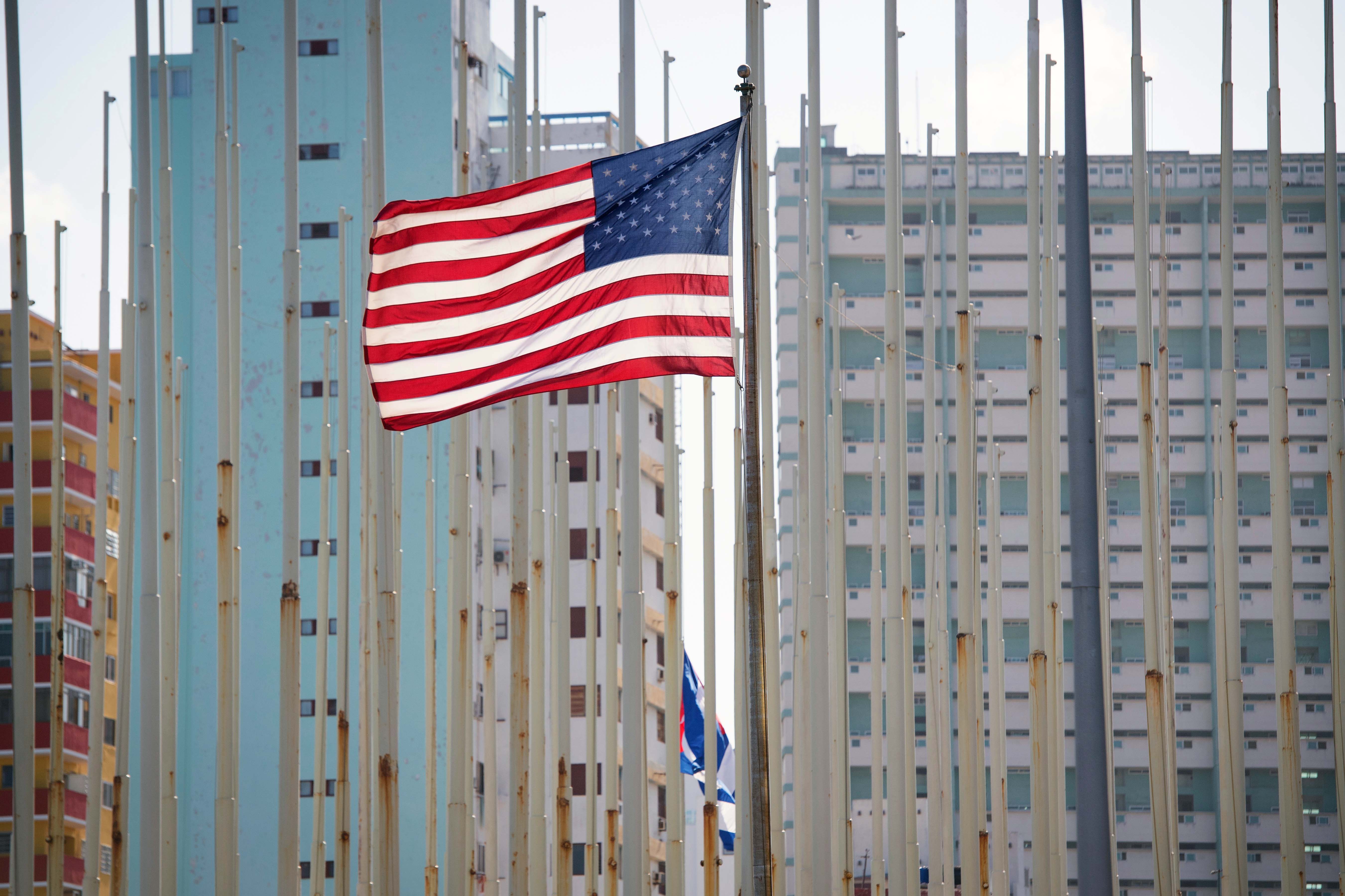 在哈瓦那的美國大使館。2016年11月30日，古巴強人卡斯楚過世，美國大使館是哈瓦那唯一未降半旗的外國領事館。（東方IC）