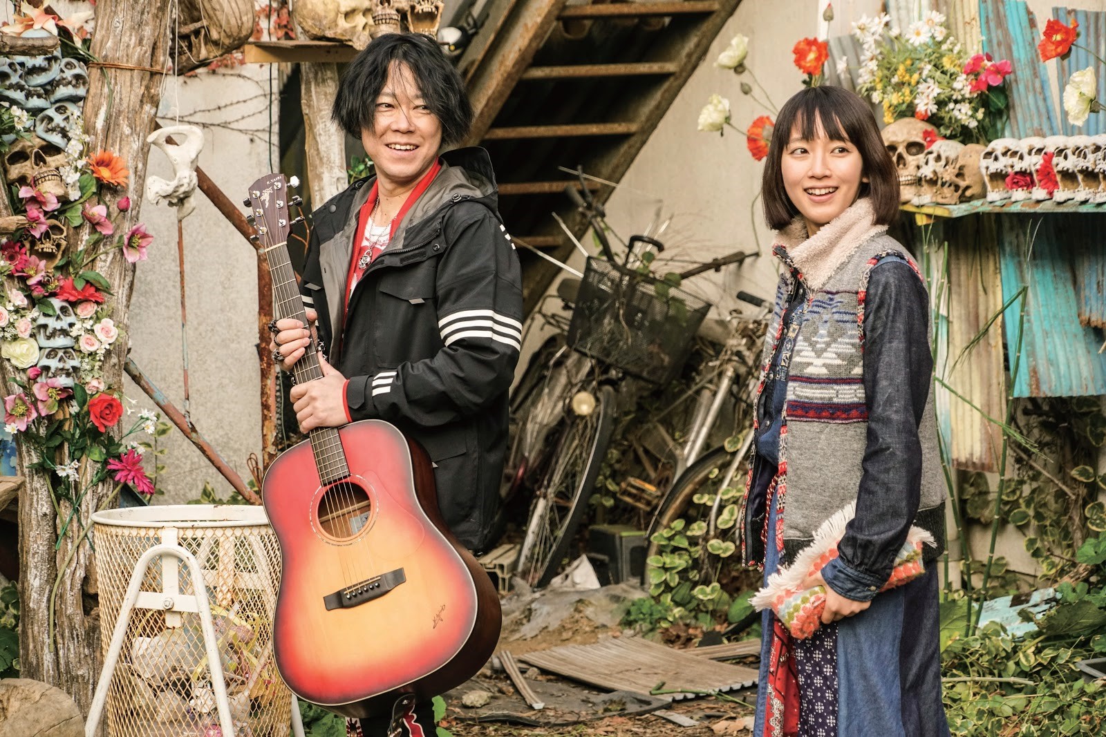 阿部貞夫（左）和吉岡里帆在《大聲點笨蛋！完全不知道你在唱什麼》有很多對手戲。（天馬行空提供）