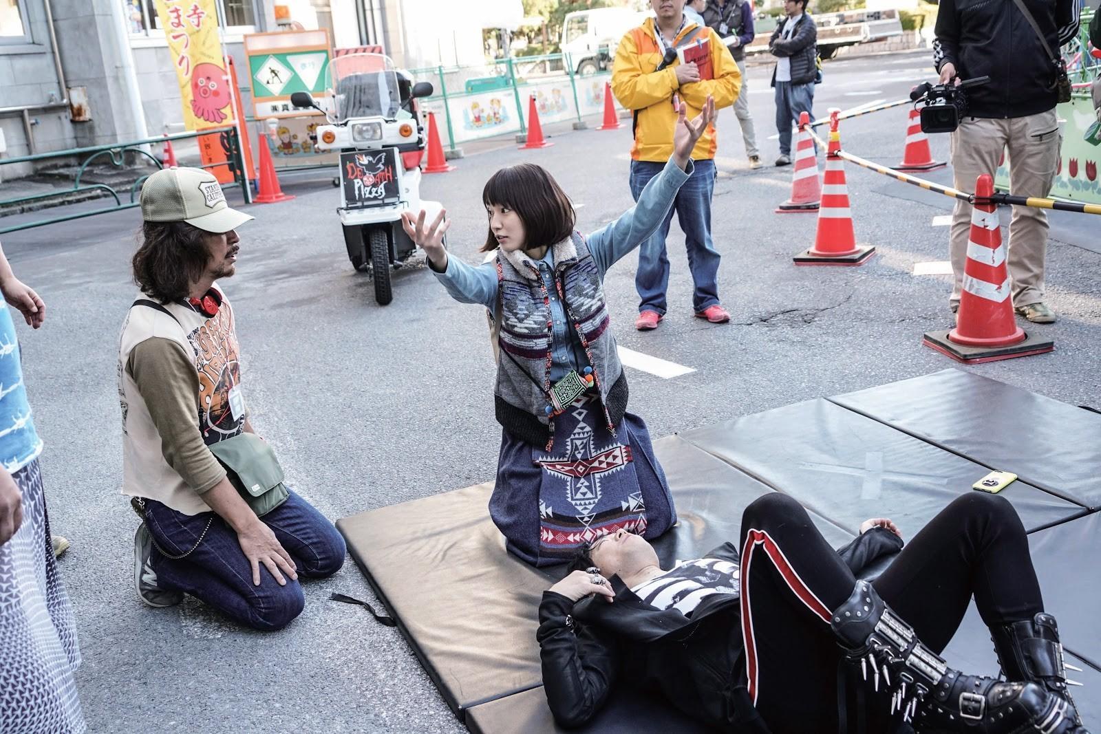 日本導演三木聰（左）為求喜劇效果常有很多誇張的手法，右為女星吉岡里帆。 （天馬行空提供）