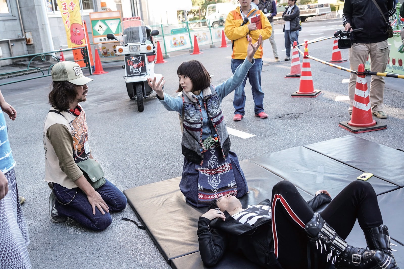 日本導演三木聰（左）為求喜劇效果常有很多誇張的手法，右為女星吉岡里帆。 （天馬行空提供）