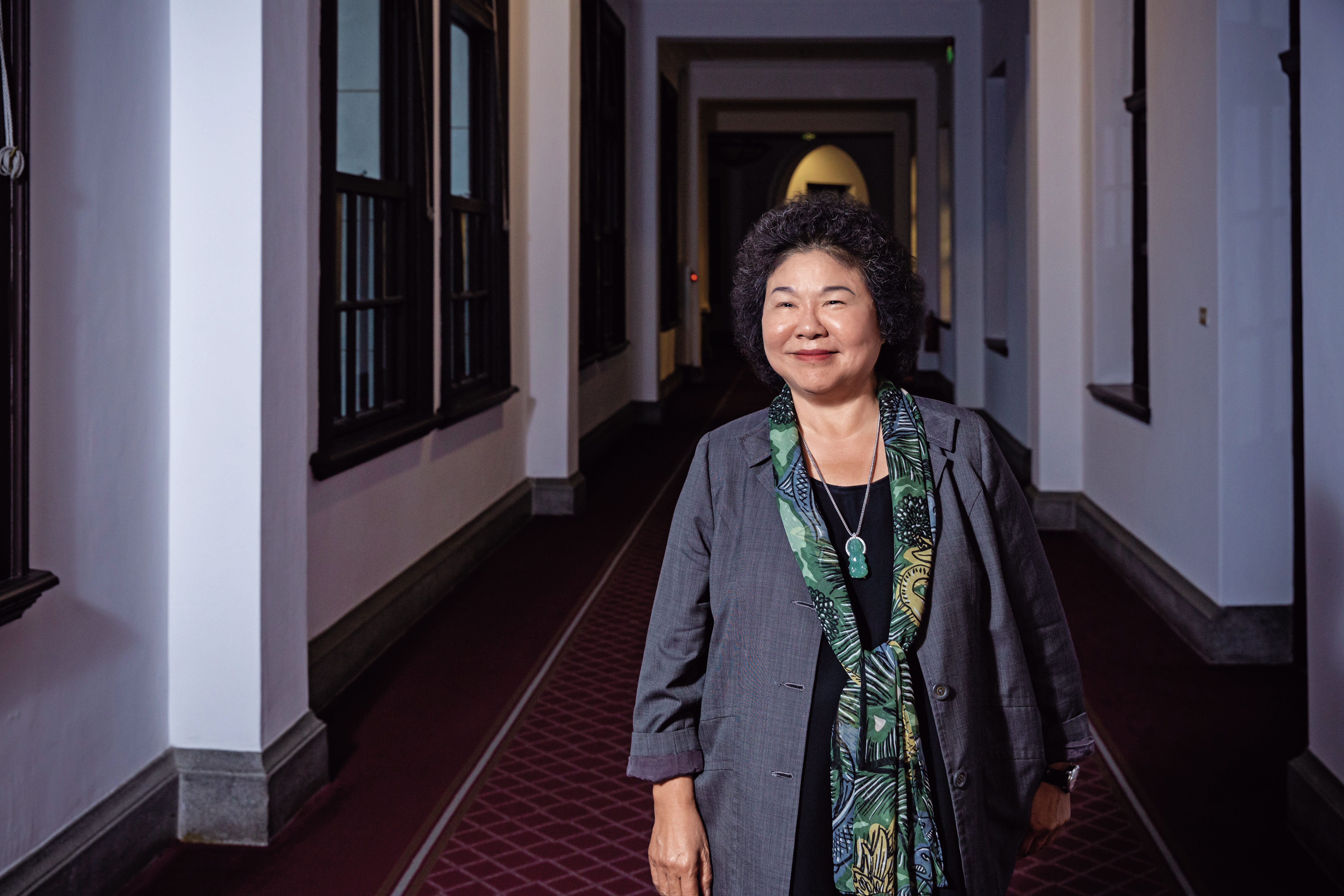 飽經歷練，陳菊一步步從「黨外小妹」晉升「菊姐」「高雄花媽」，這位「南霸天」幾個月前進入總統府擔任祕書長一職，逐步登上權力高峰。