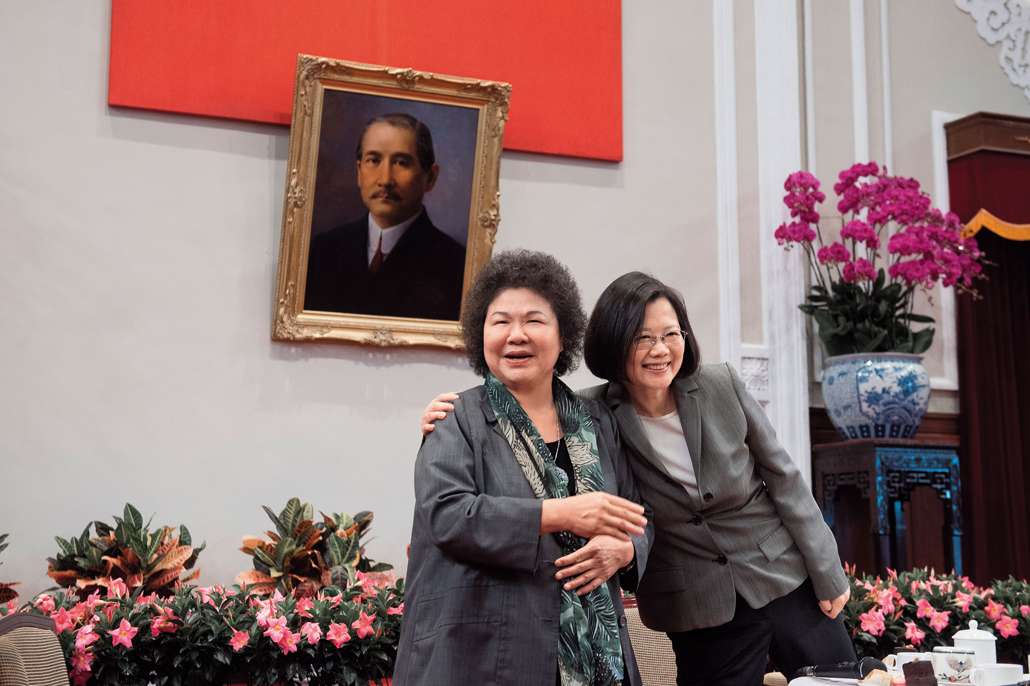 蔡英文（右）與陳菊（左）私交甚好，今年4月陳菊接任總統府祕書長，成為蔡英文最重要左右手。（總統府提供）