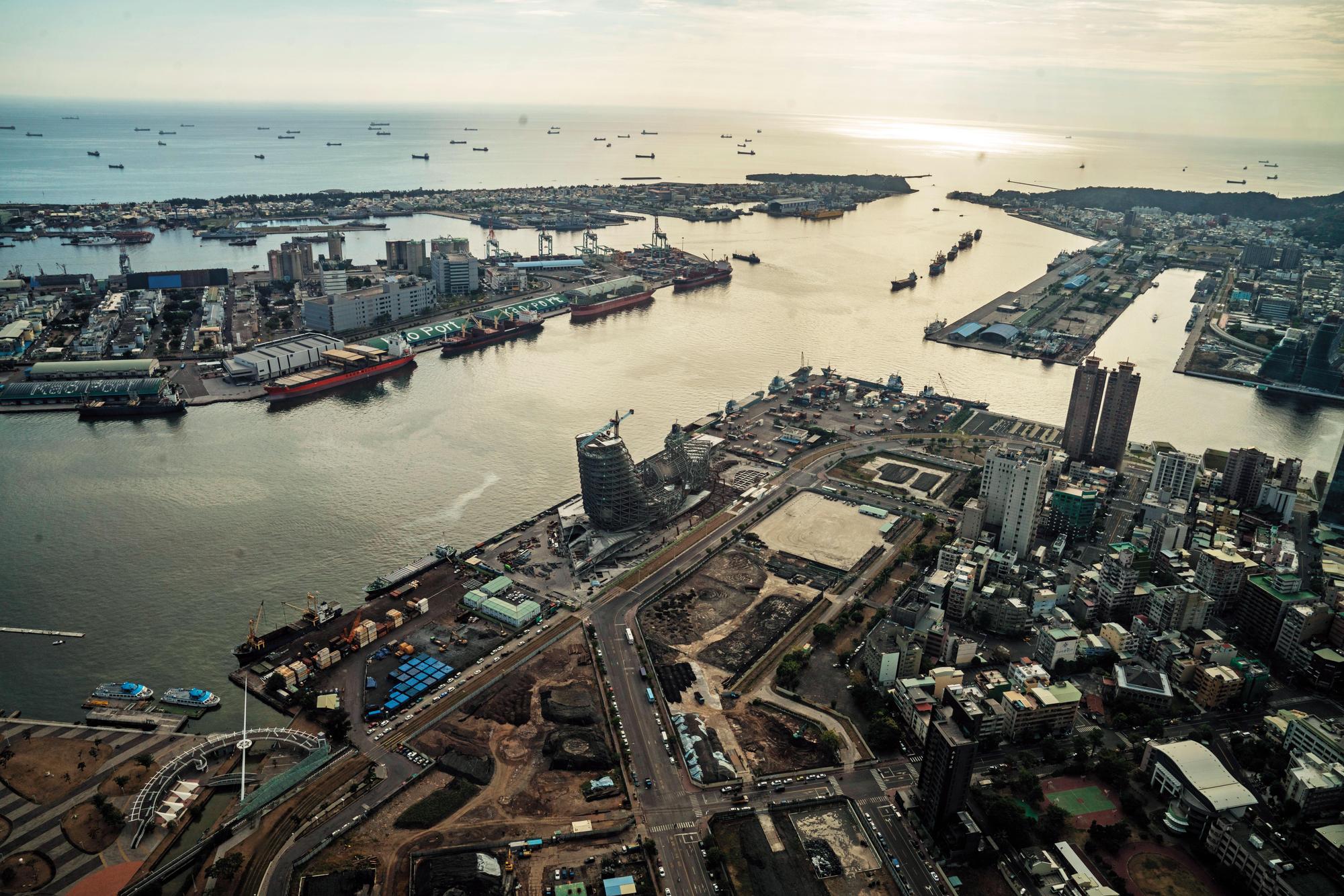 陳菊推崇陳其邁，在代理市長任內，把圍住高雄港的外牆推倒，讓高雄人能看到高雄港，也讓港灣城市跨出一大步。（東方IC）