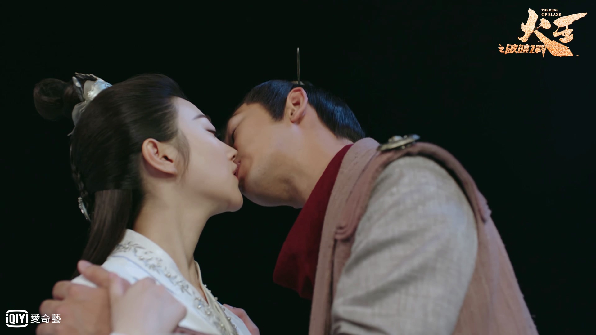 陳柏霖與景甜（左）在預告有不少吻戲。（愛奇藝台灣站提供）