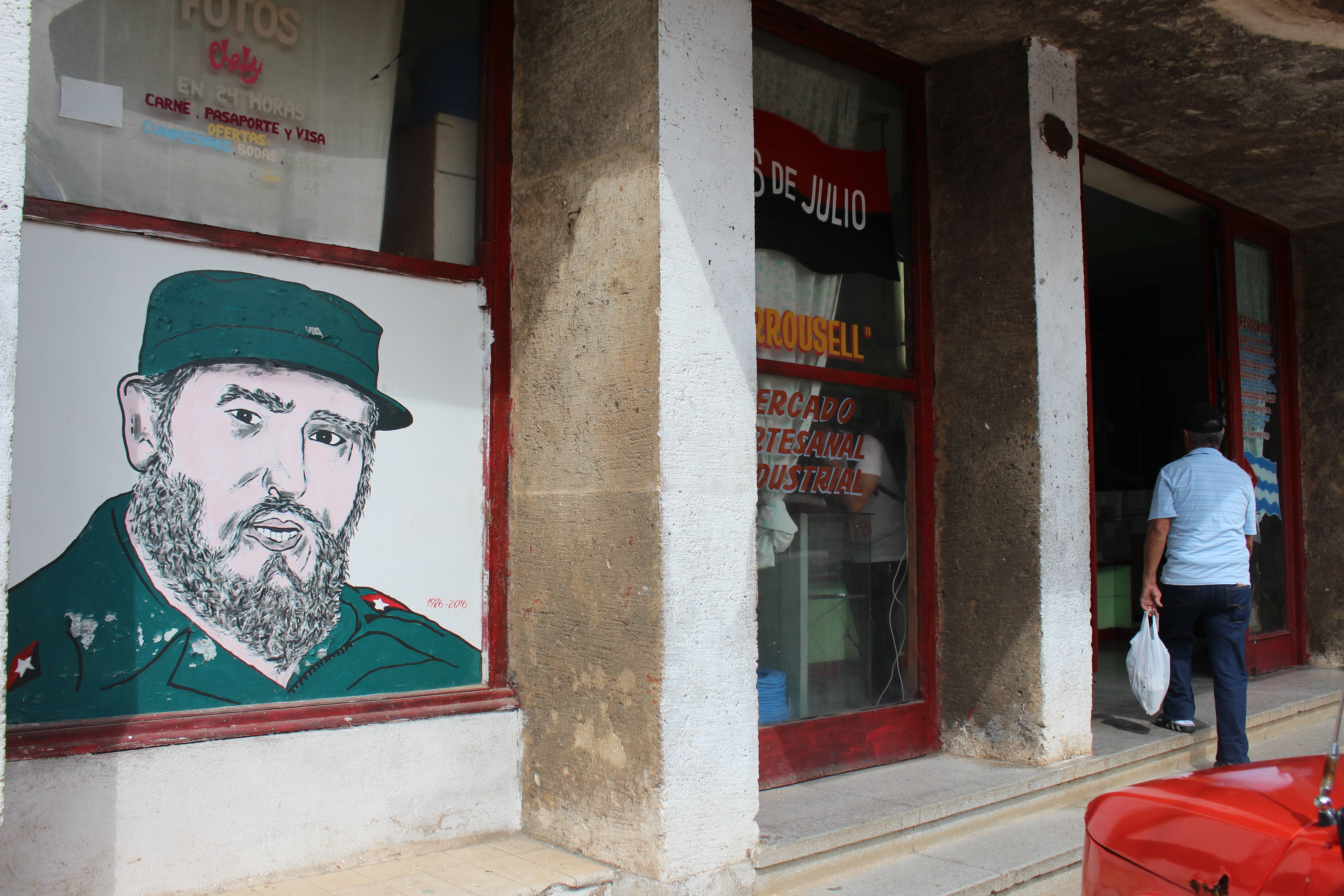 哈瓦那一家雜貨店外的卡斯楚肖像。卡斯楚在2016年過世，為古巴政局投下了變數。（東方IC）