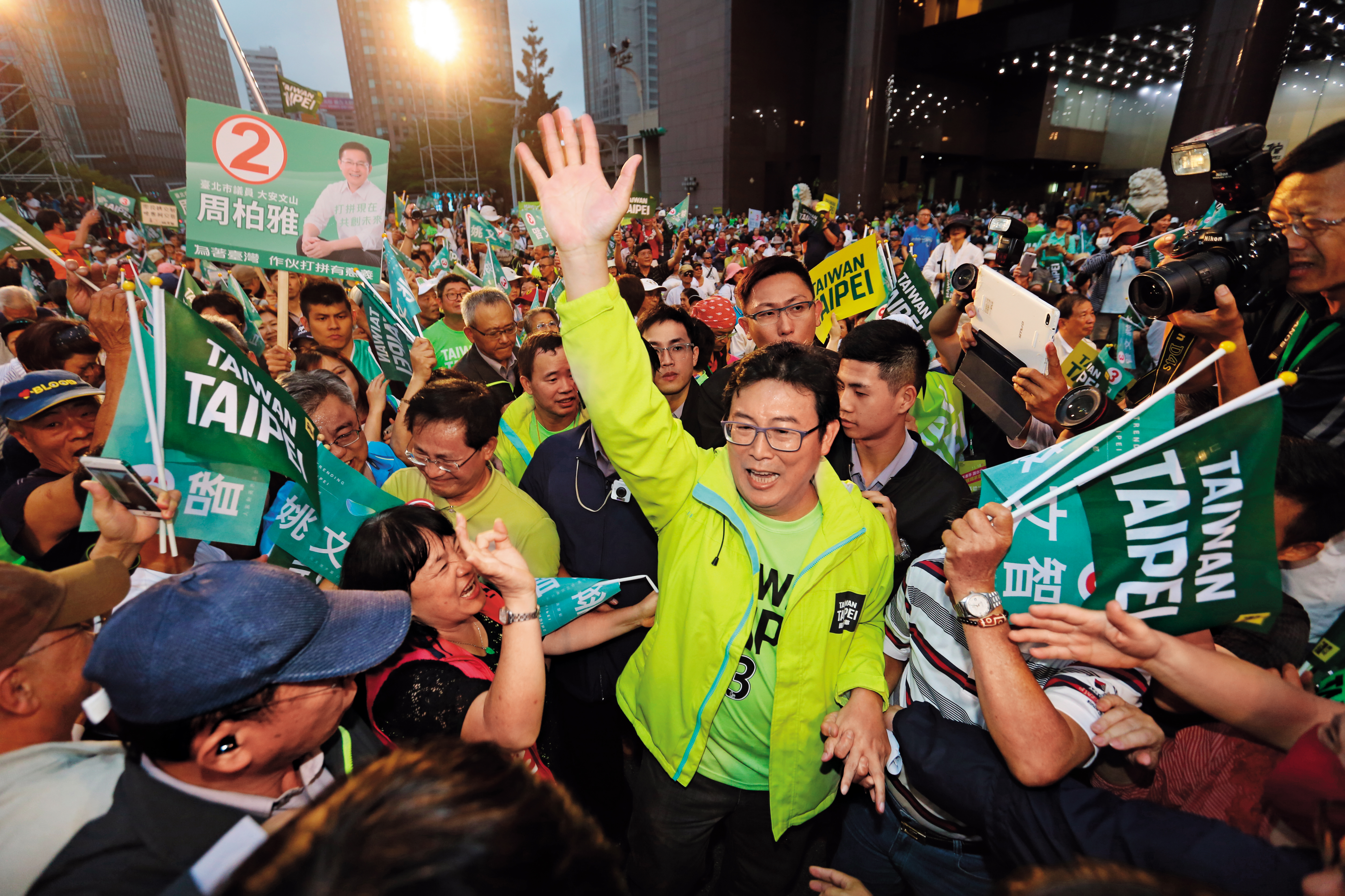 姚文智傾全力阻止棄保耳語，黃金週舉辦的手牽手活動更當場宣布辭去立委。