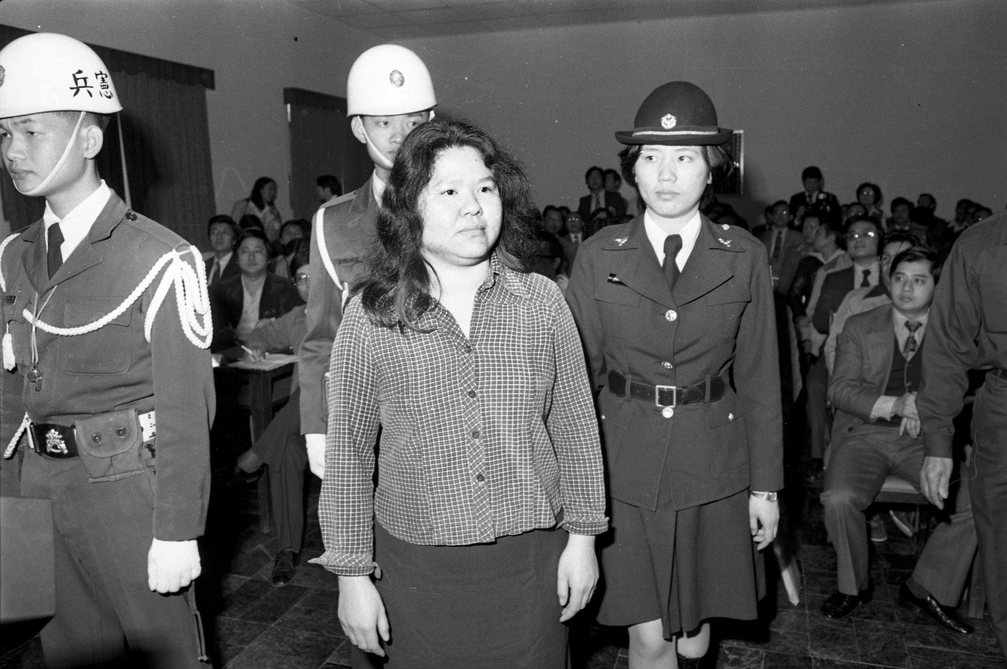 1980年美麗島軍法大審上，才30歲的陳菊抬頭挺胸，一臉無懼。（聯合知識庫）
