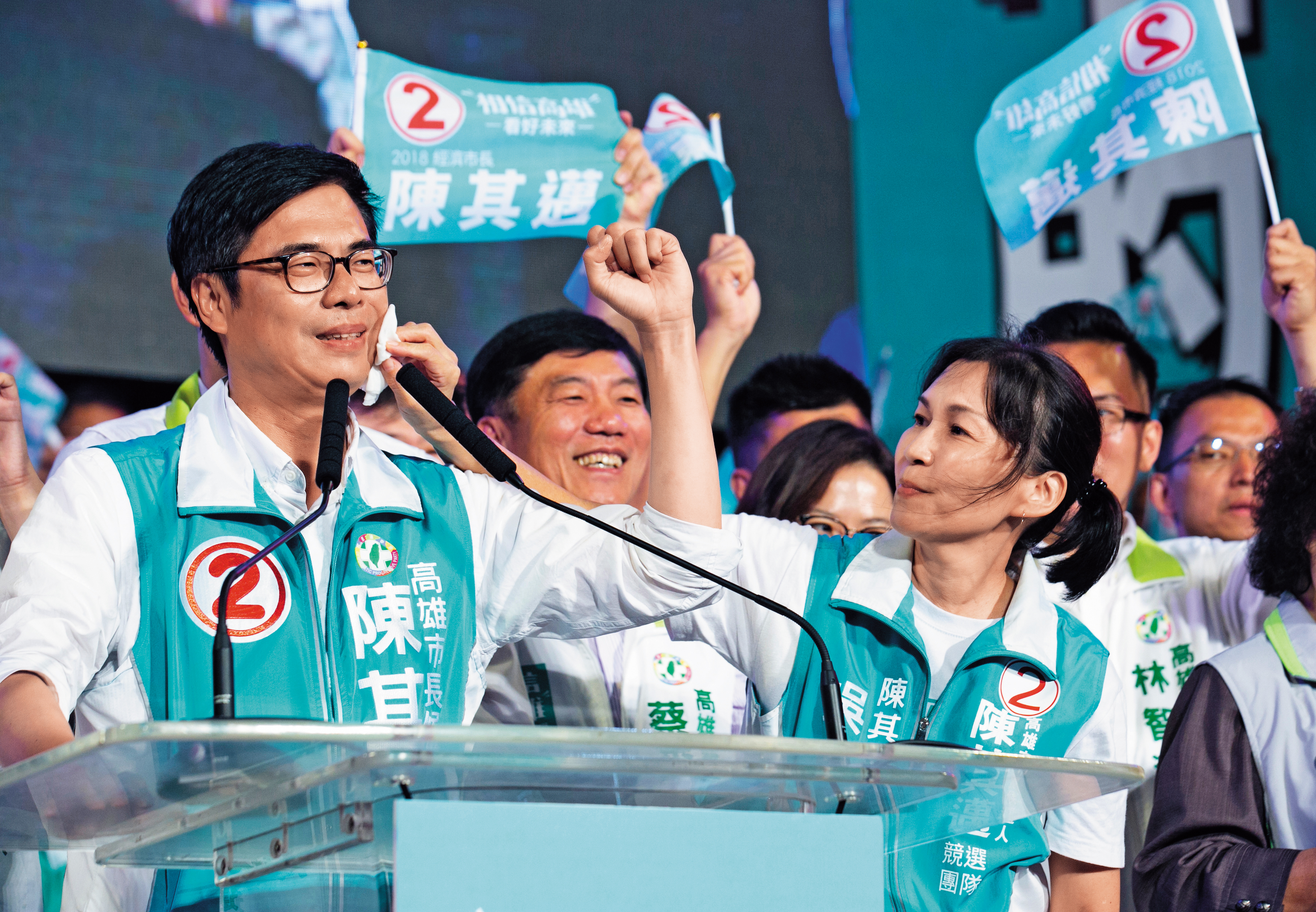 經綠營府院黨傾力搶救，加上金馬統獨議題、「母豬說」發酵，陳其邁選情回穩。