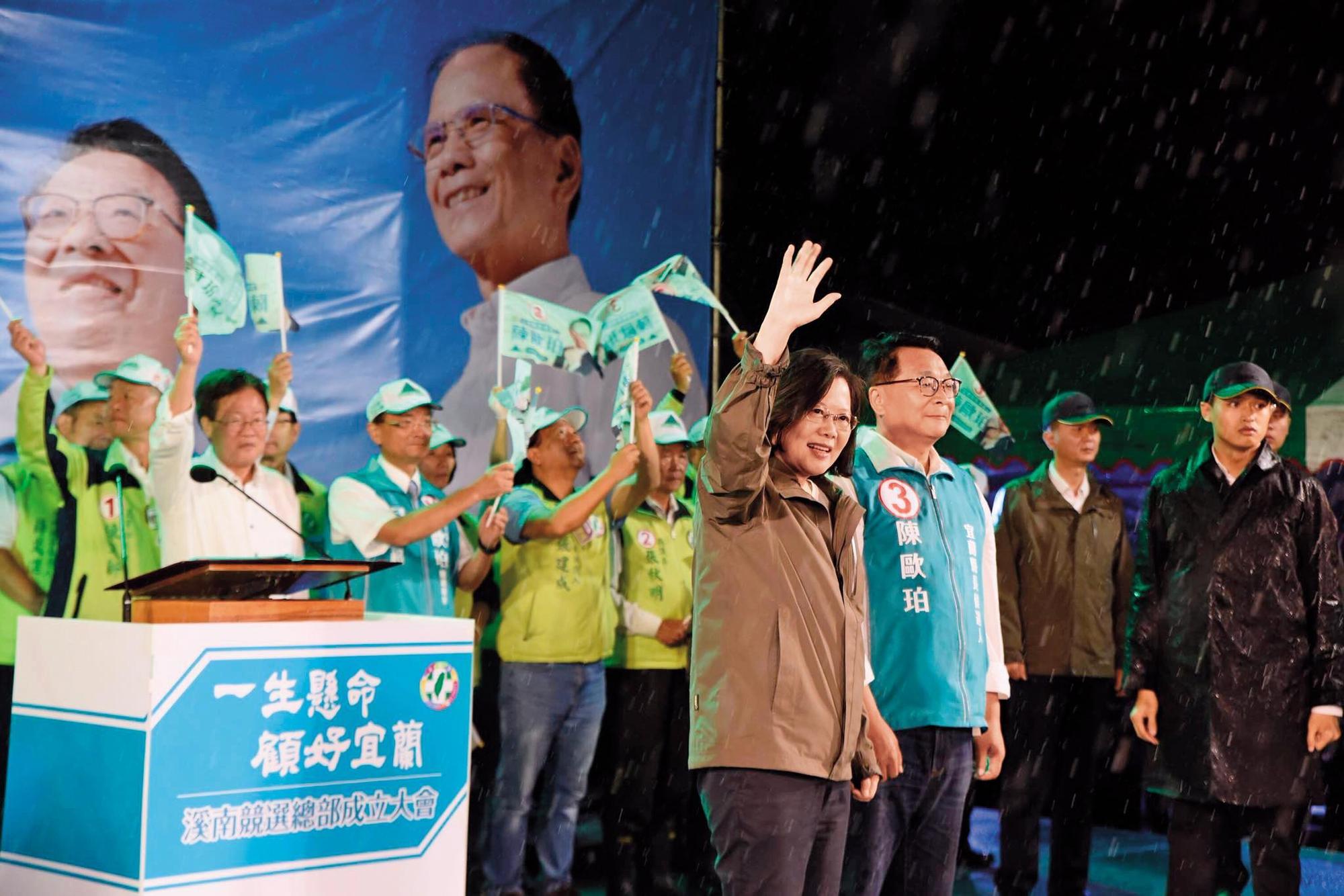 儘管蔡英文數度站台，宜蘭縣長候選人陳歐珀聲勢始終不如國民黨對手林姿妙。（翻攝蔡英文臉書）