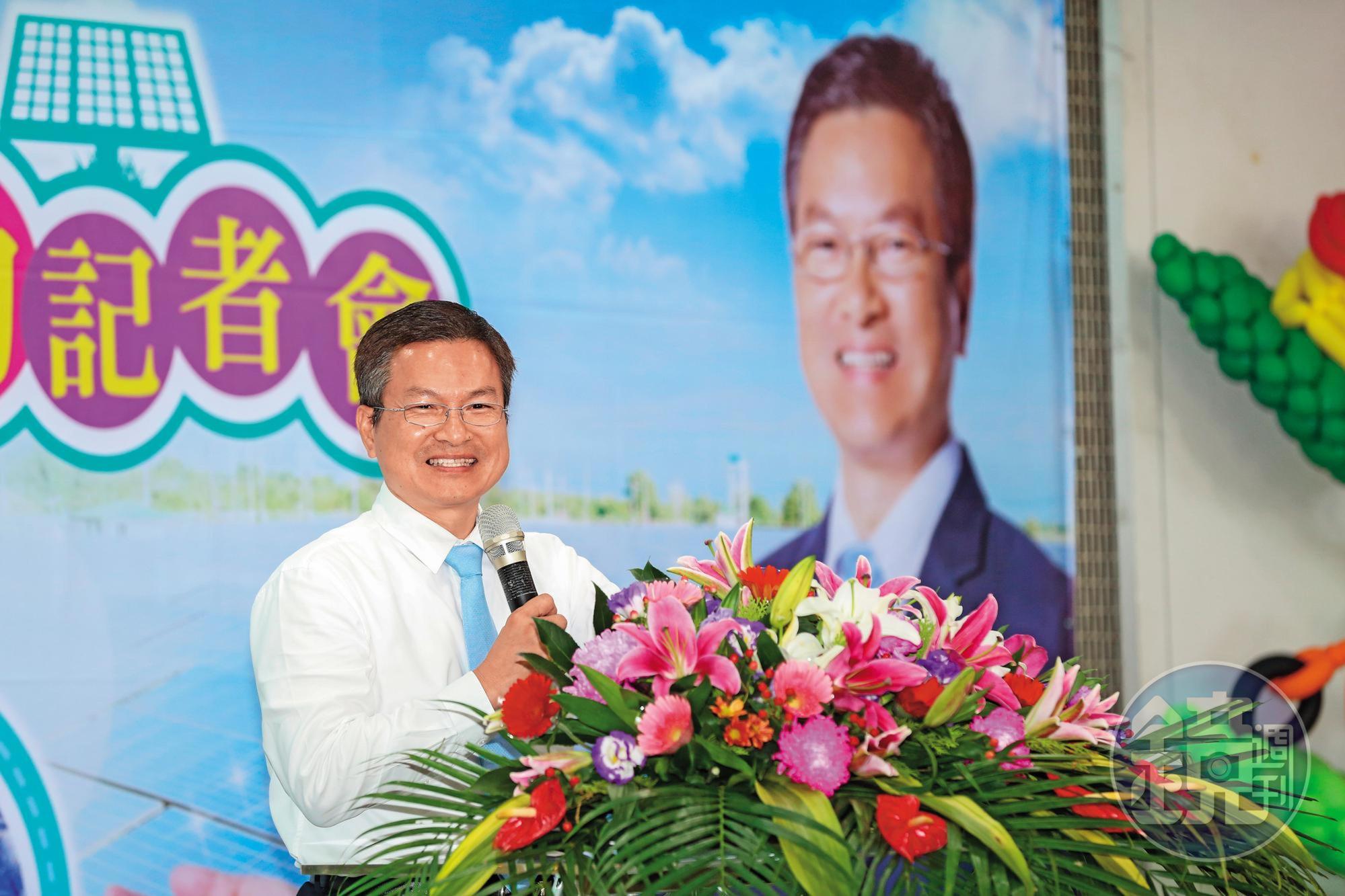 彰化縣長魏明谷連任之路艱辛，選前勤打政績牌。