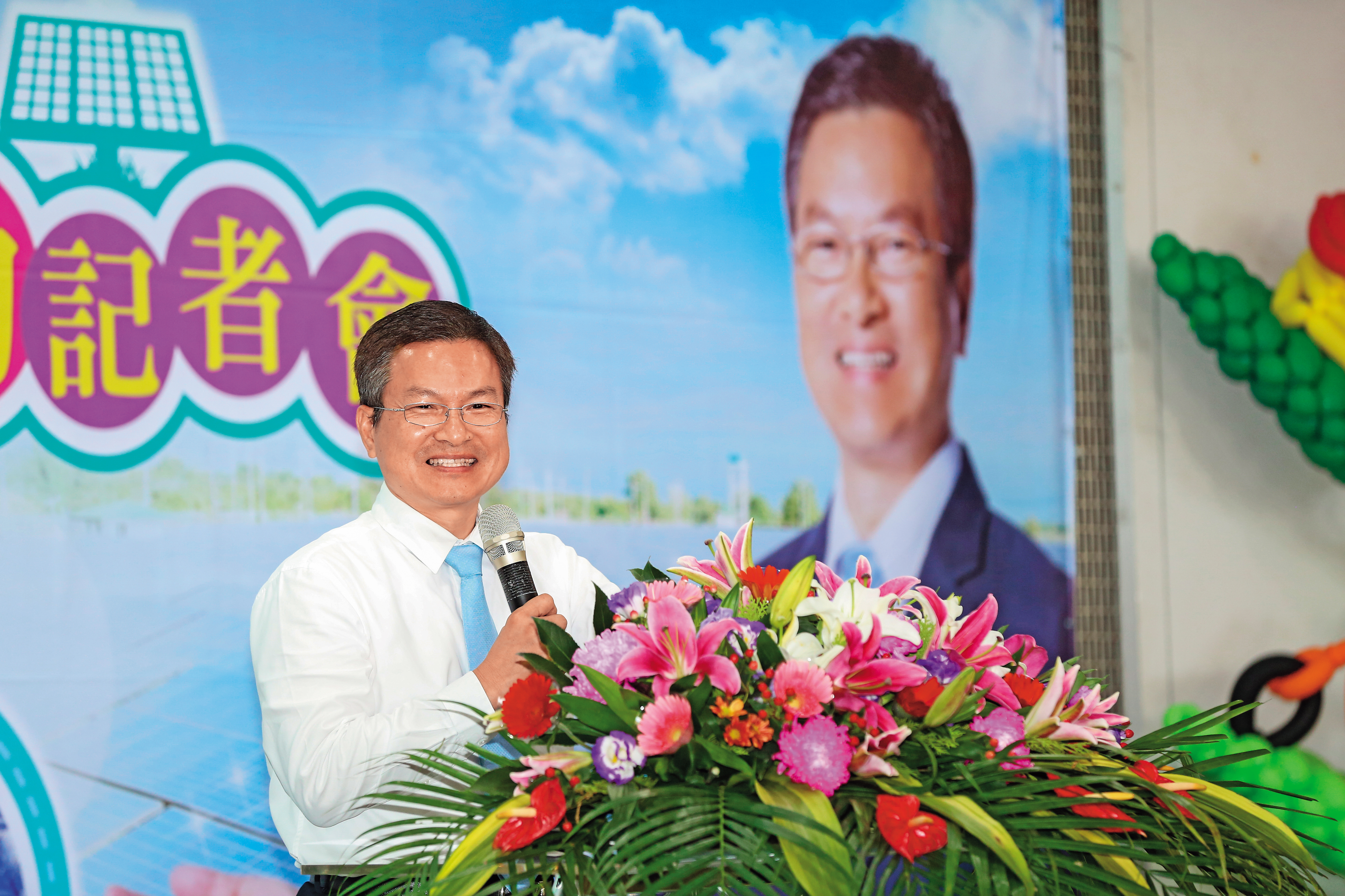 彰化縣長魏明谷連任之路艱辛,選前勤打政績牌。