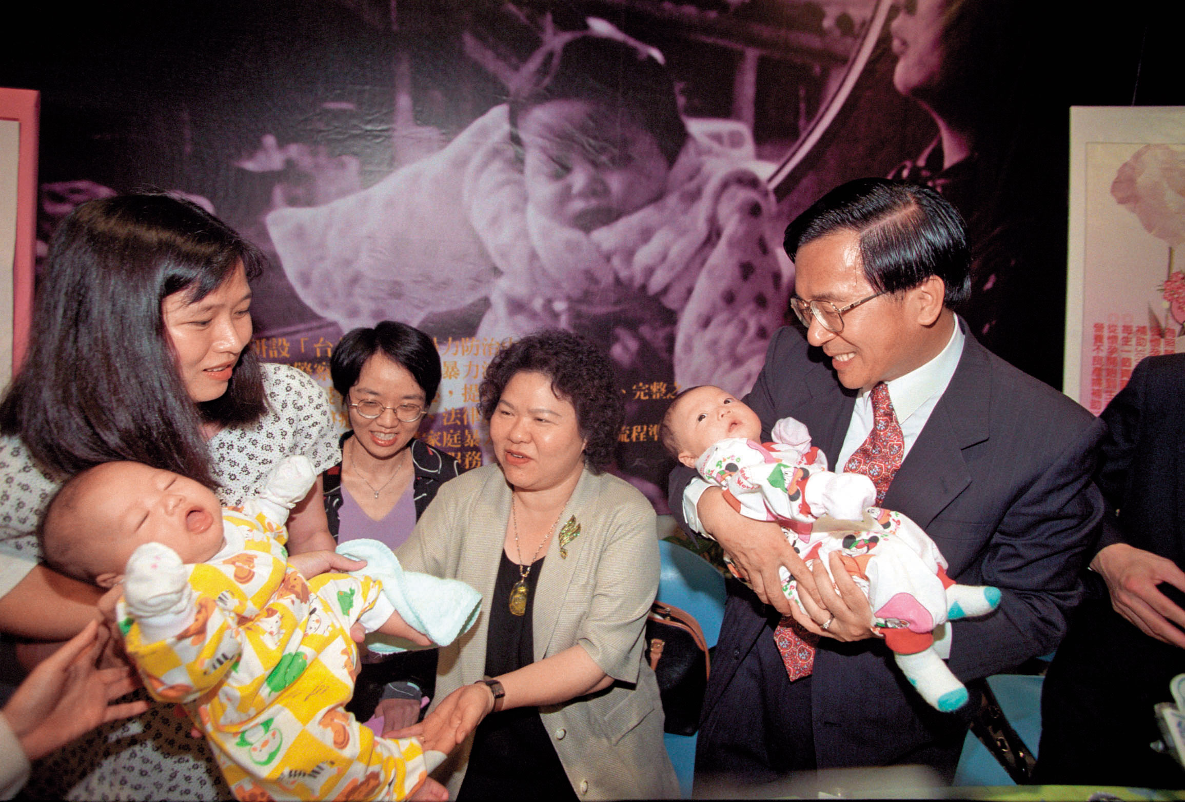 1994年至1998年,陳菊成為陳水扁擔任台北市長時期的社會局長,這是她踏入公職的開始。(中央社)