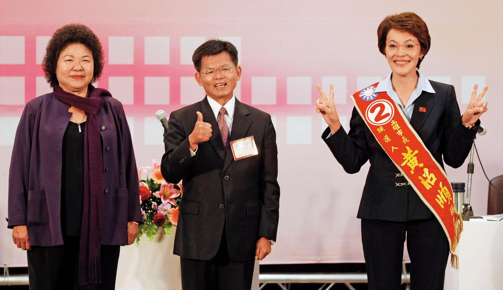 2010年,陳菊(左)出馬競選合併後的高雄市首任市長,大勝退出民進黨自行參選的楊秋興(中)和國民黨候選人黃昭順(右)。(中央社)