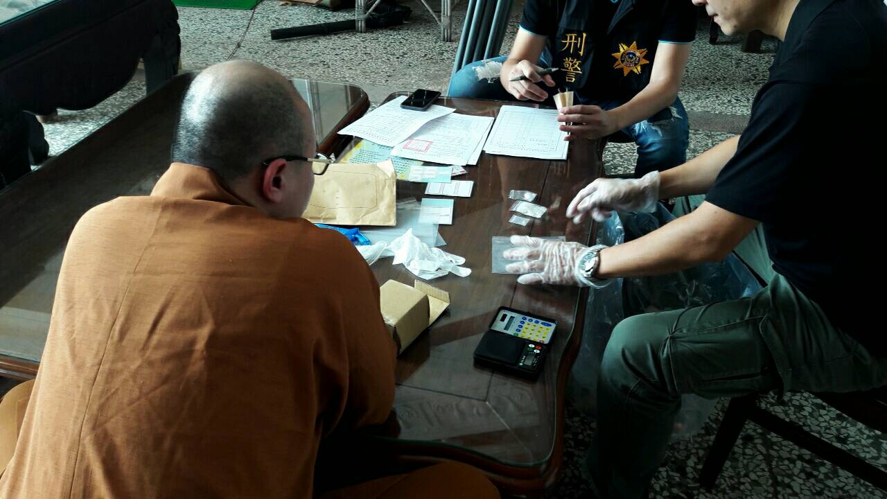 警方在開泓房間搜出毒品。（警方提供）