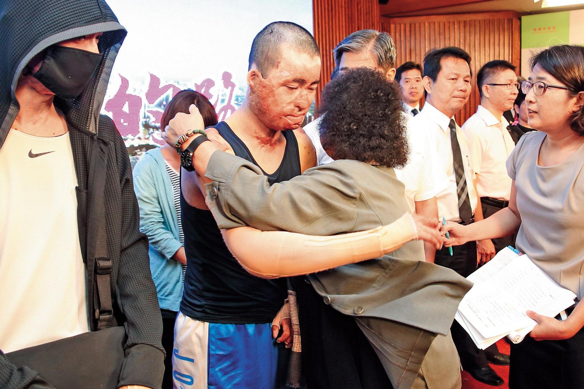 高雄氣爆事件是陳菊從政生涯至今最遺憾也最掛心的一件事。氣爆2週年紀念會上,她與傷者徐晏祥擁抱致意。(陳菊提供)