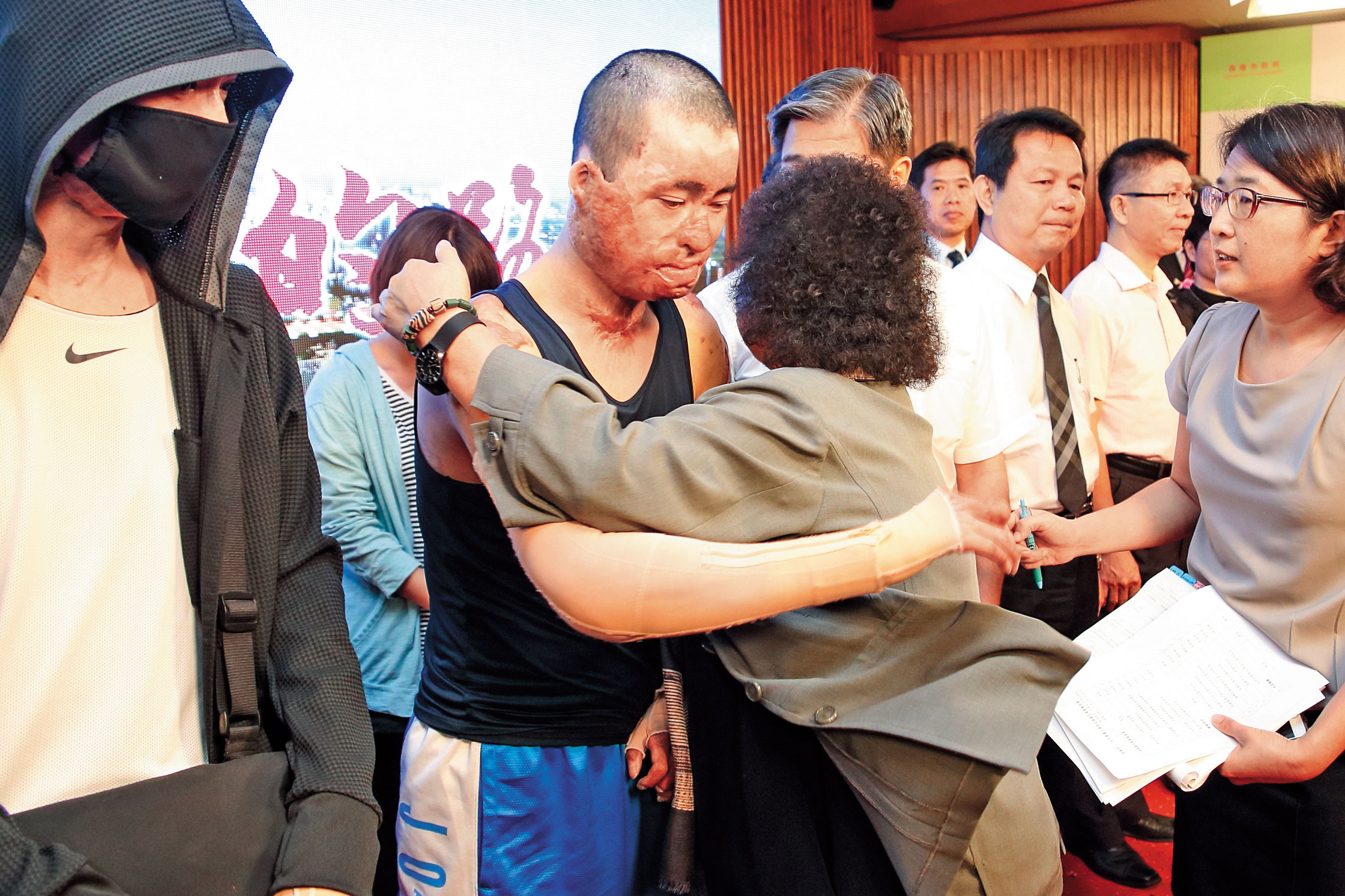 高雄氣爆事件是陳菊從政生涯至今最遺憾也最掛心的一件事。氣爆2週年紀念會上，她與傷者徐晏祥擁抱致意。（陳菊提供）