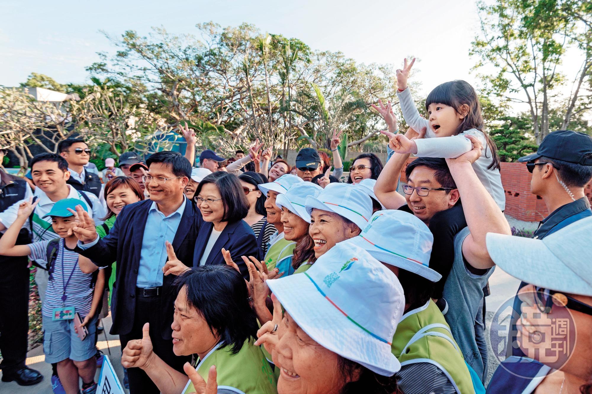 蔡英文選前趴趴走，日前還到台中花博參觀，拉抬林佳龍選情。（總統府提供）