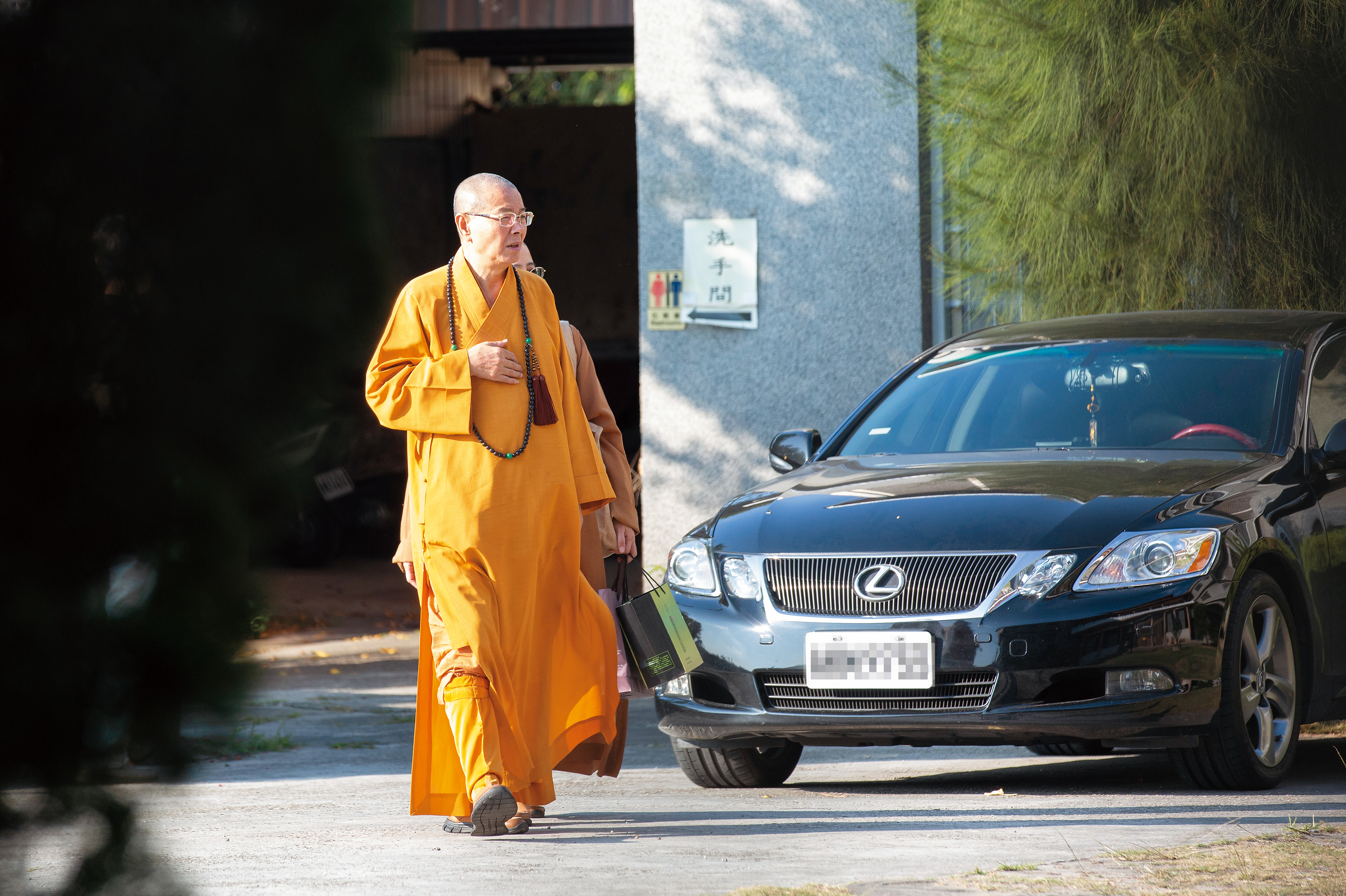 中國佛教會理事長淨耀法師13日前往同善寺安撫寺中比丘尼，希望她們能忍則忍。