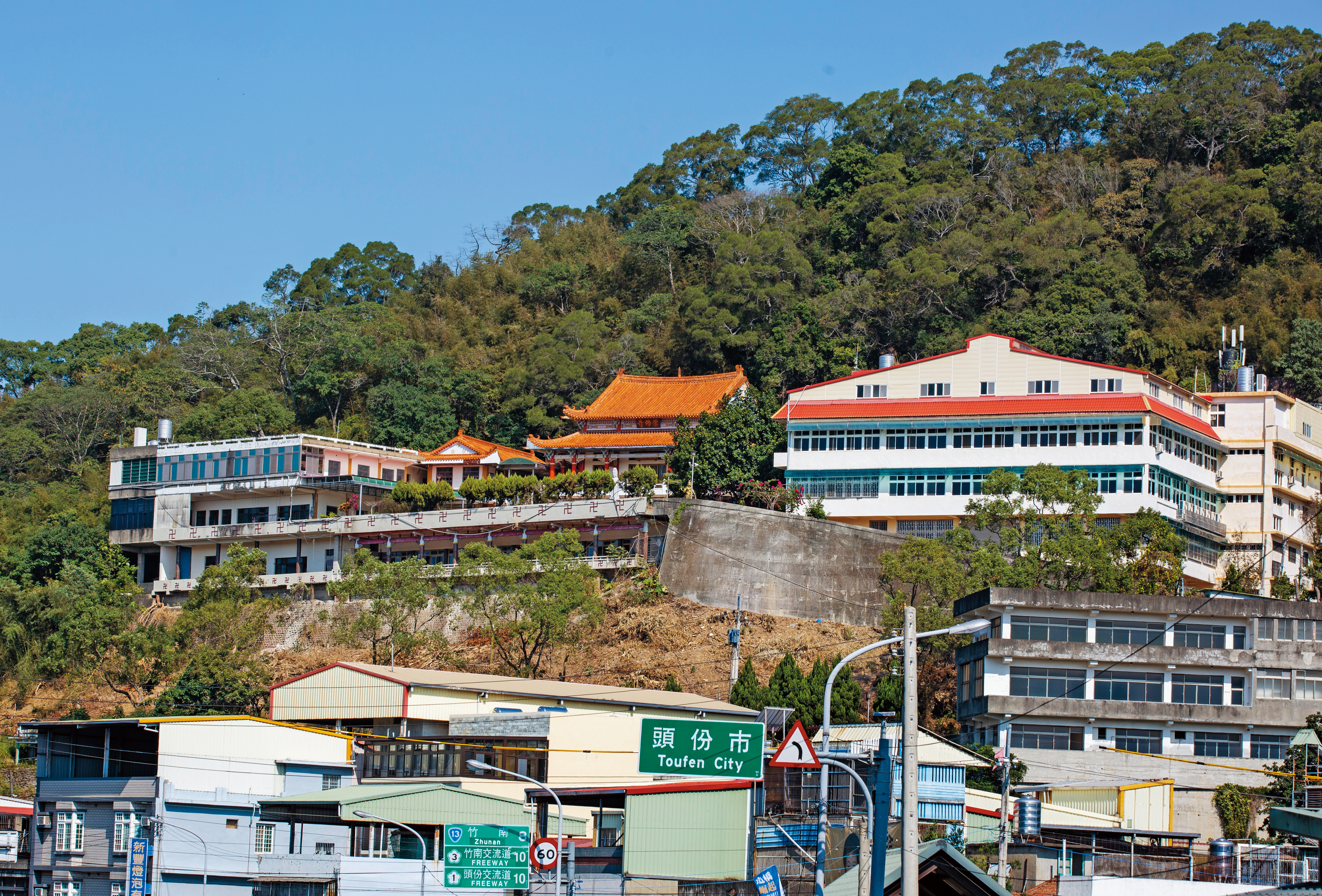 警方前往崇佛寺1樓的開泓法師居住廂房搜索。
