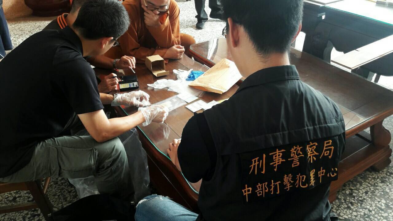 警方上崇佛寺抓人時，住持大聲示警，但開泓仍被警方帶回偵辦。（警方提供）