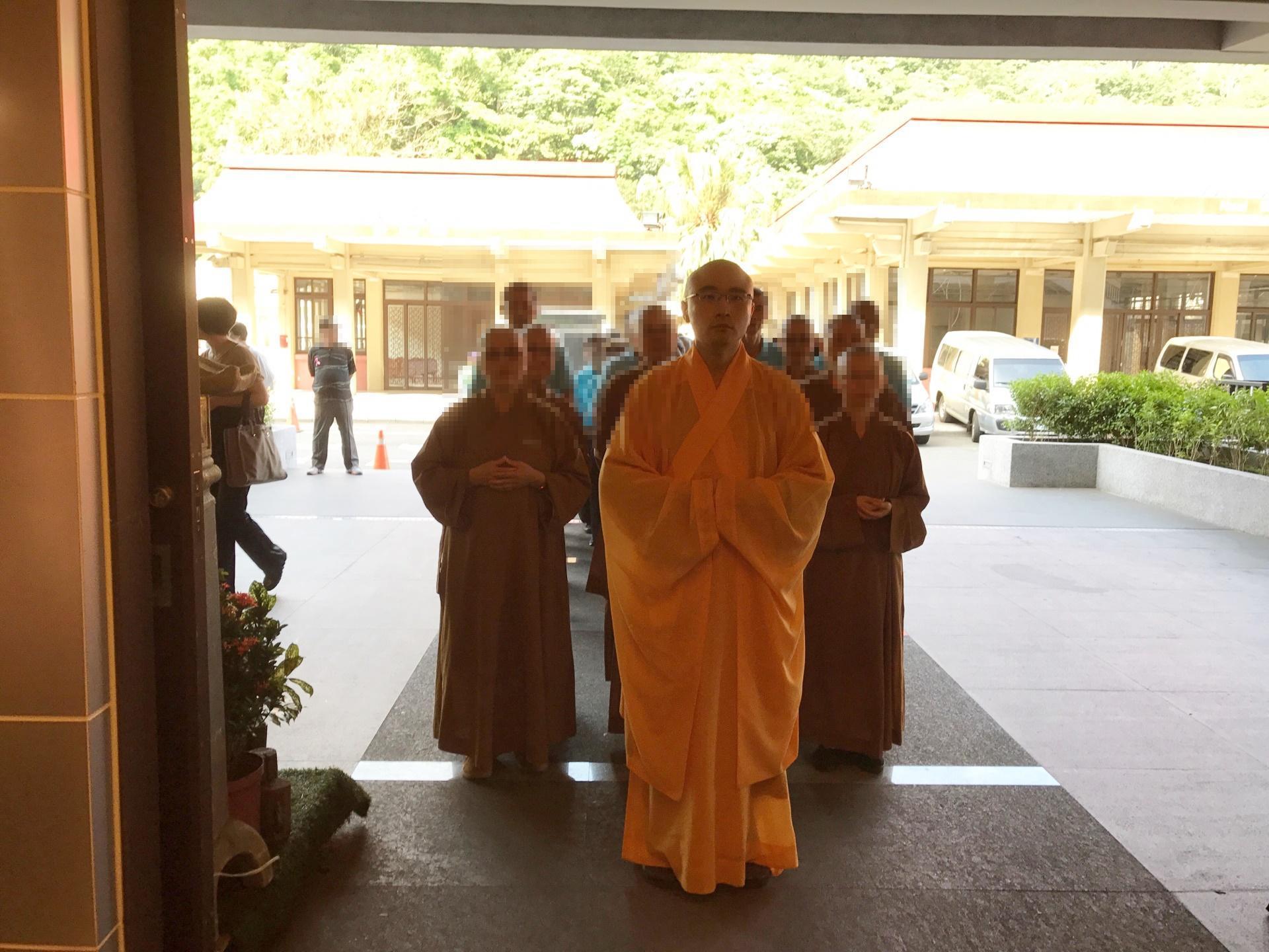 開泓法師2017年還在淨耀法師的慈法禪寺主持喪葬法會，其實他已經是前科累累的毒品慣犯。（翻攝慈法禪寺網頁）