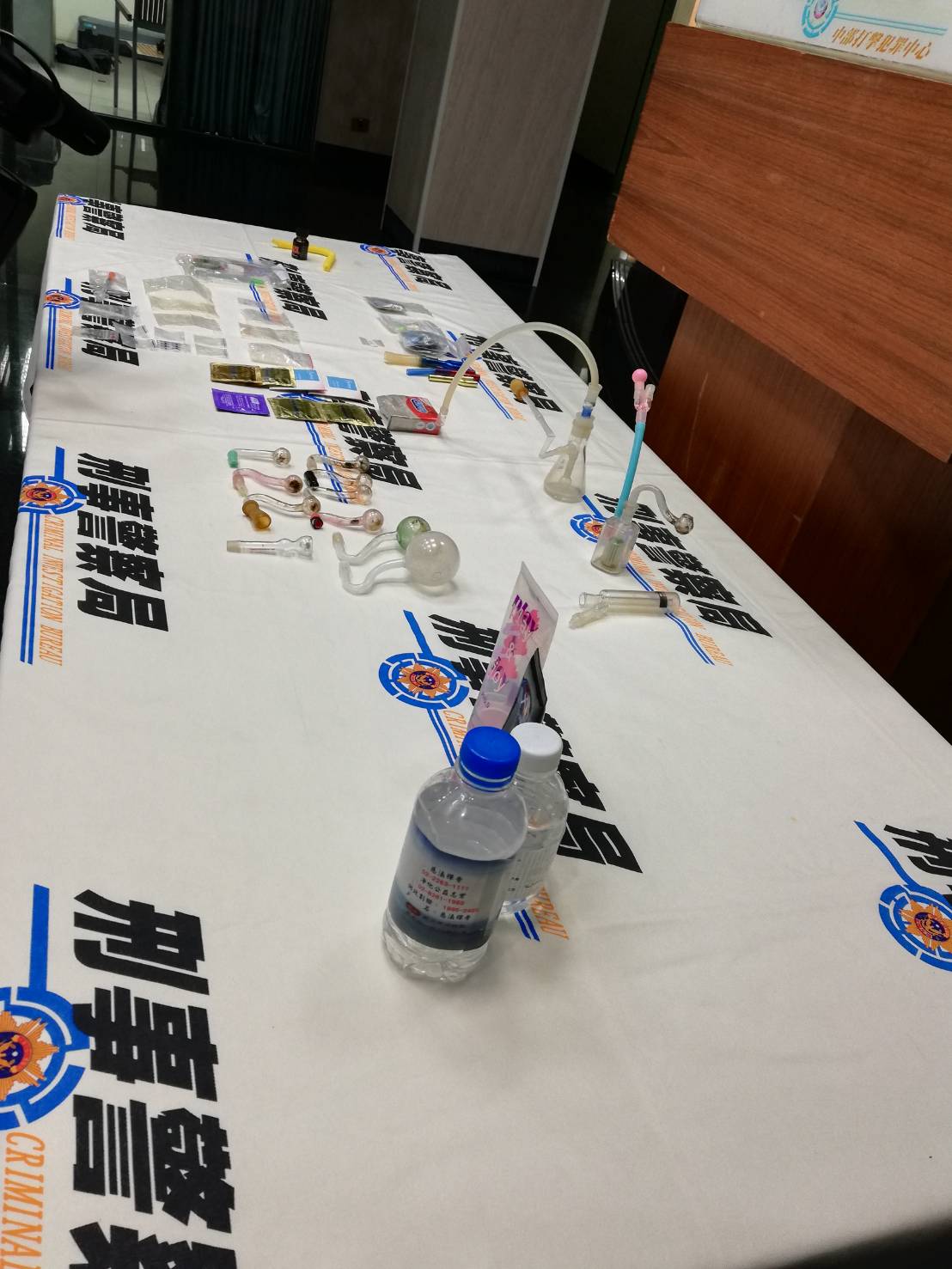警方在開泓住處查獲的吸安及性愛用具,已開供大型性愛毒趴使用。