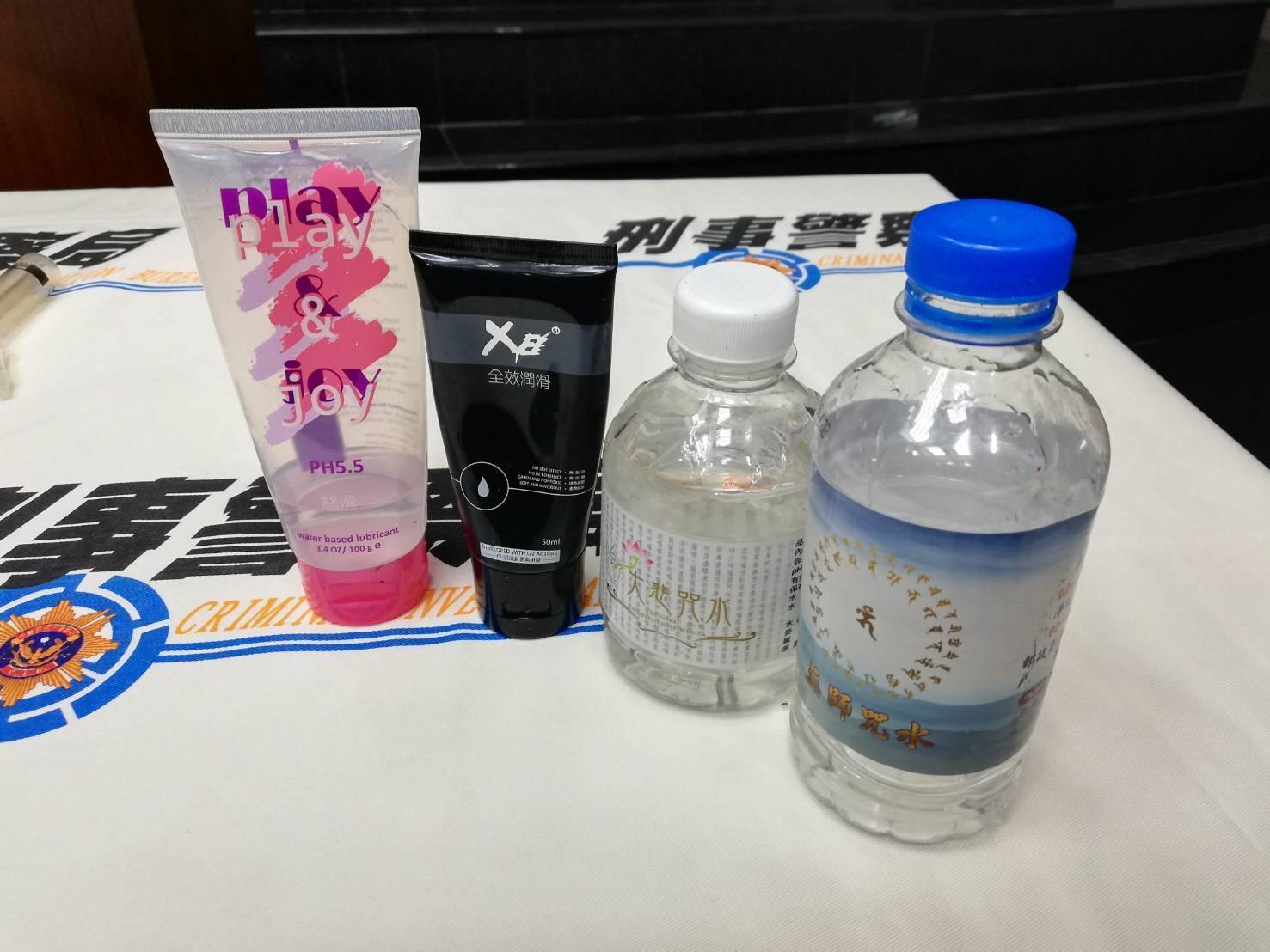 開泓將潤滑液裝在大悲咒水瓶內，令警方傻眼。