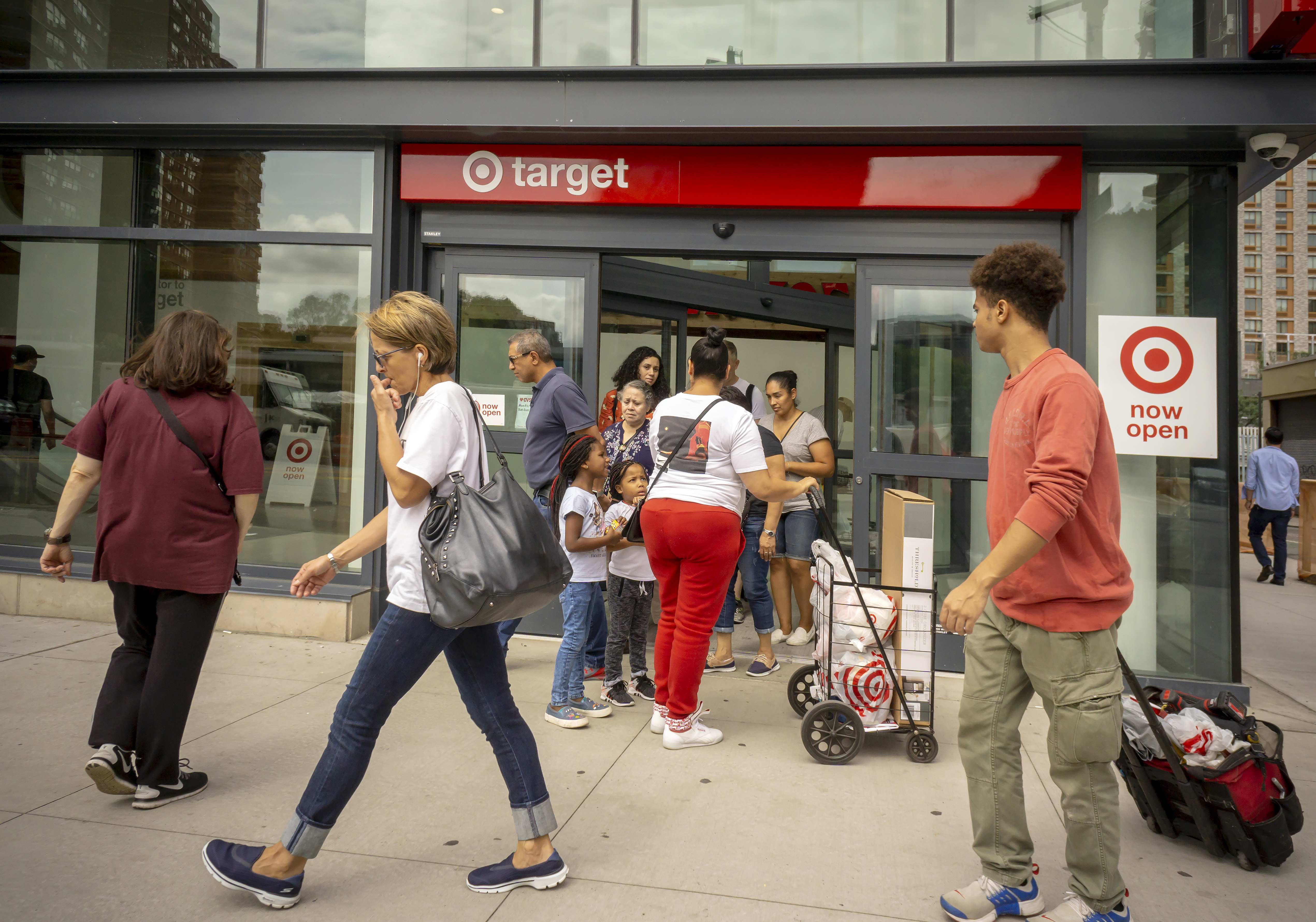 受Target 財報不如預期、蘋果等科技股持續重挫等影響，美股昨日再度重挫，道瓊跌逾500點。（東方IC）