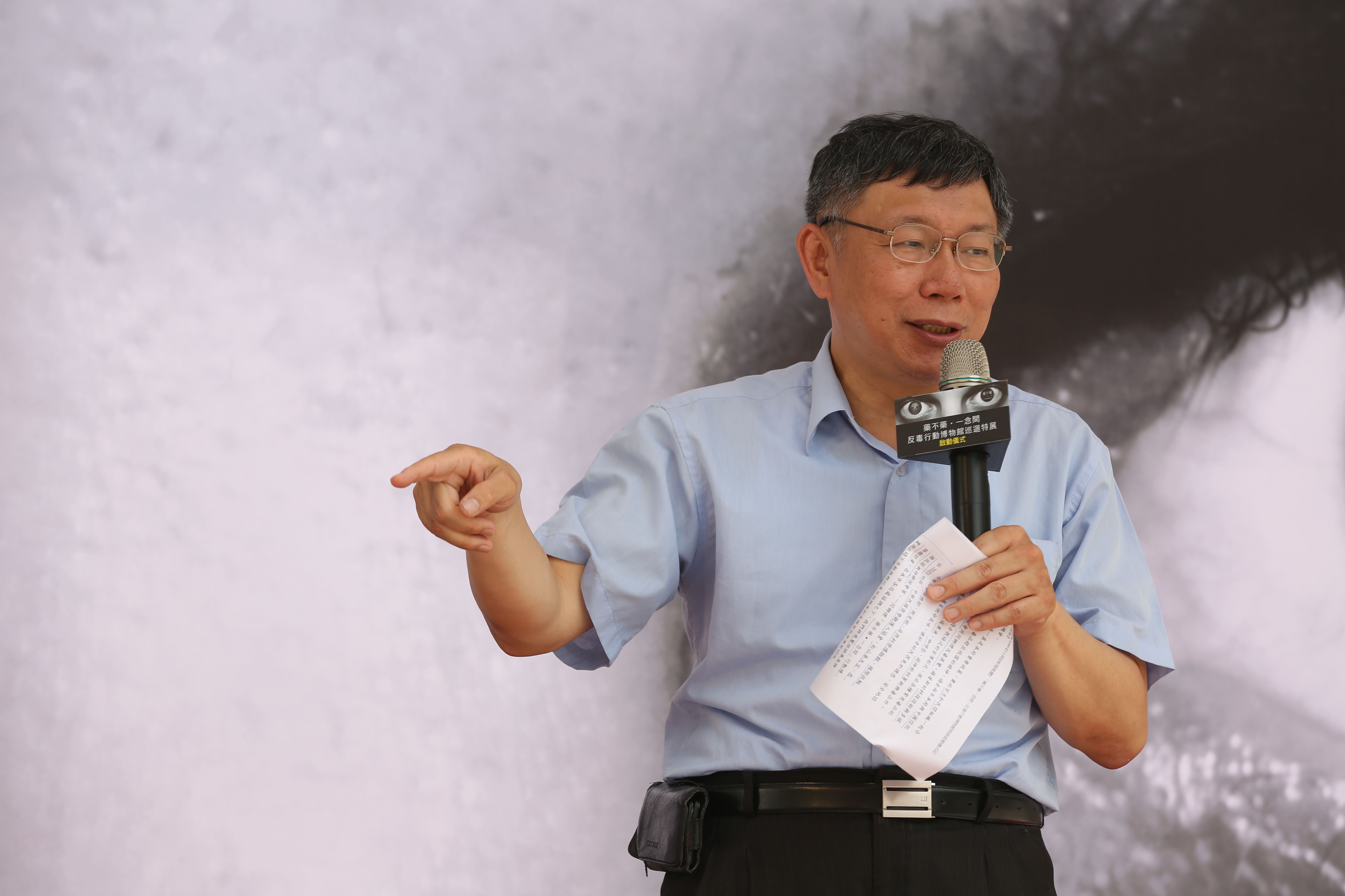 柯文哲今受訪時坦言，在藍綠夾殺之下，選情變得很緊繃。