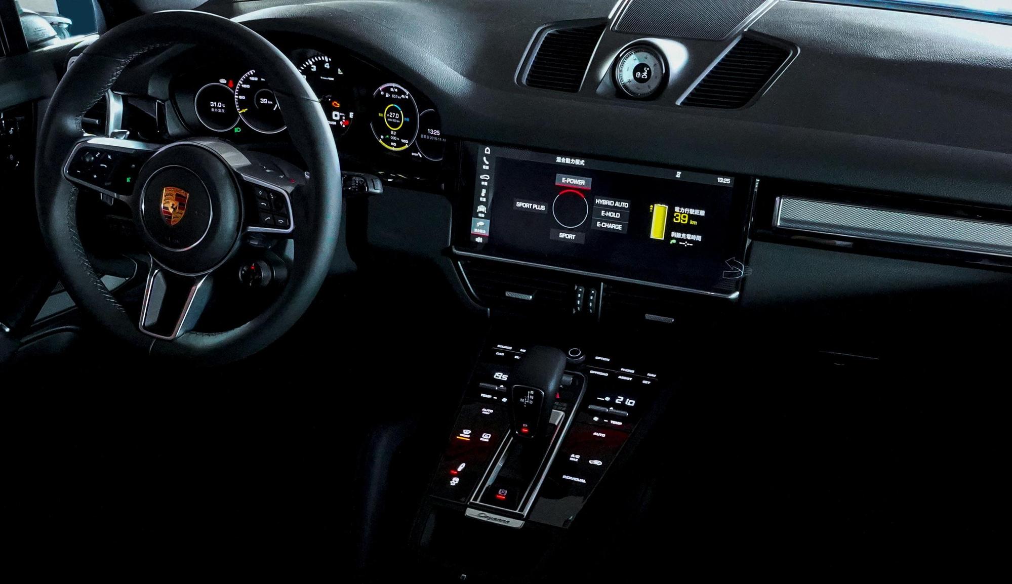 全新Cayenne E-Hybrid與918 Spyder有極為相似的操作介面。