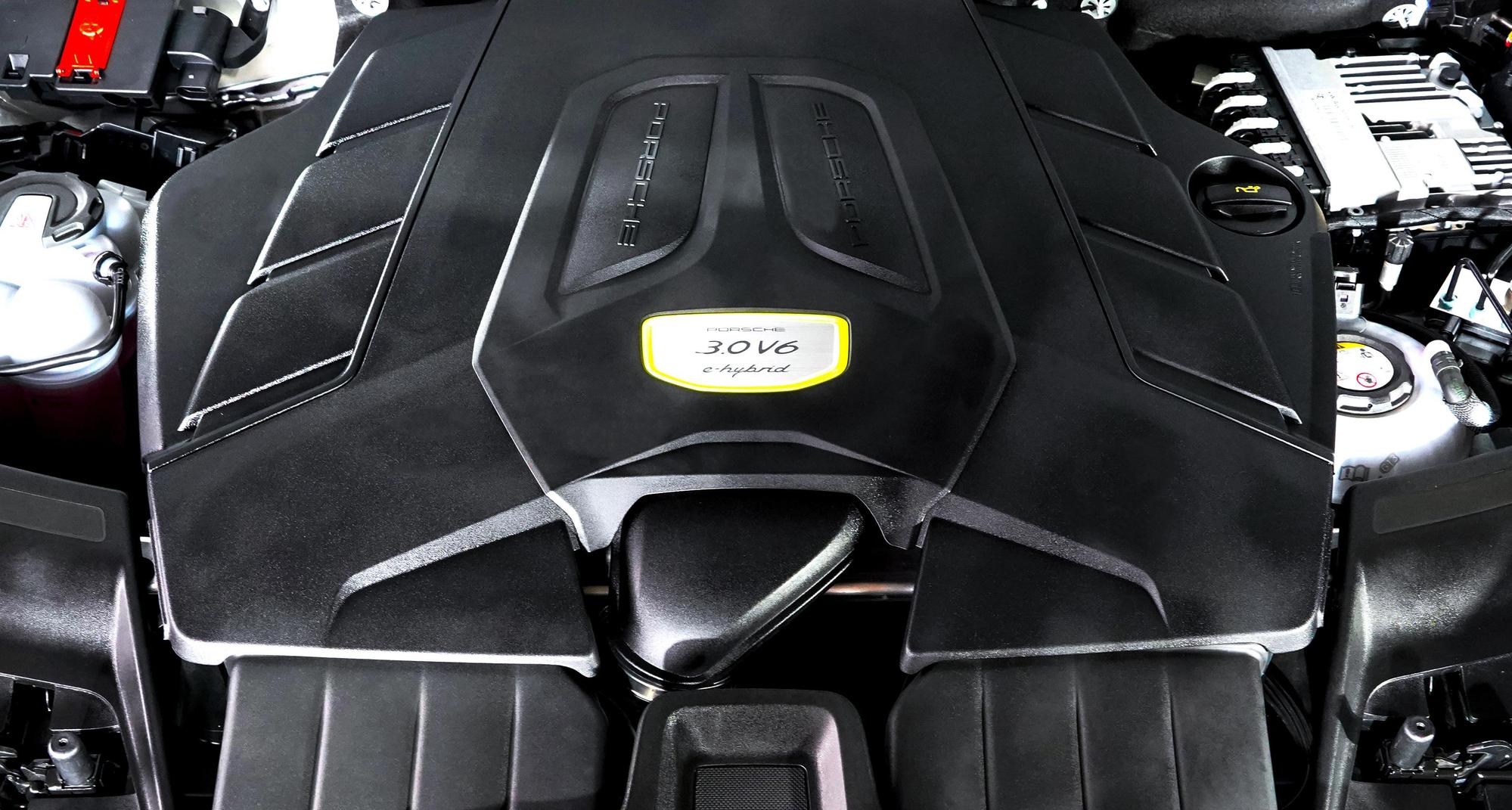 動力配置以3.0升V6汽油引擎，輔以一組近乎無聲並具備100kW(136hp)的電動馬達。 